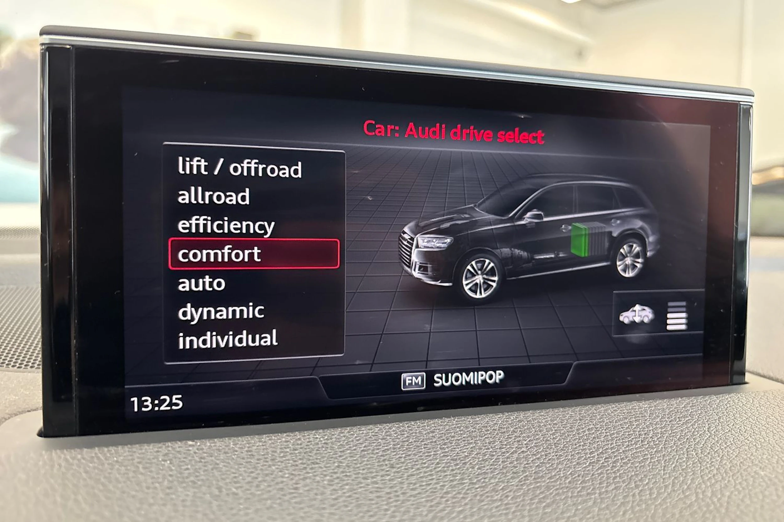 valkoinen Audi Q7 2017 kuva 25.