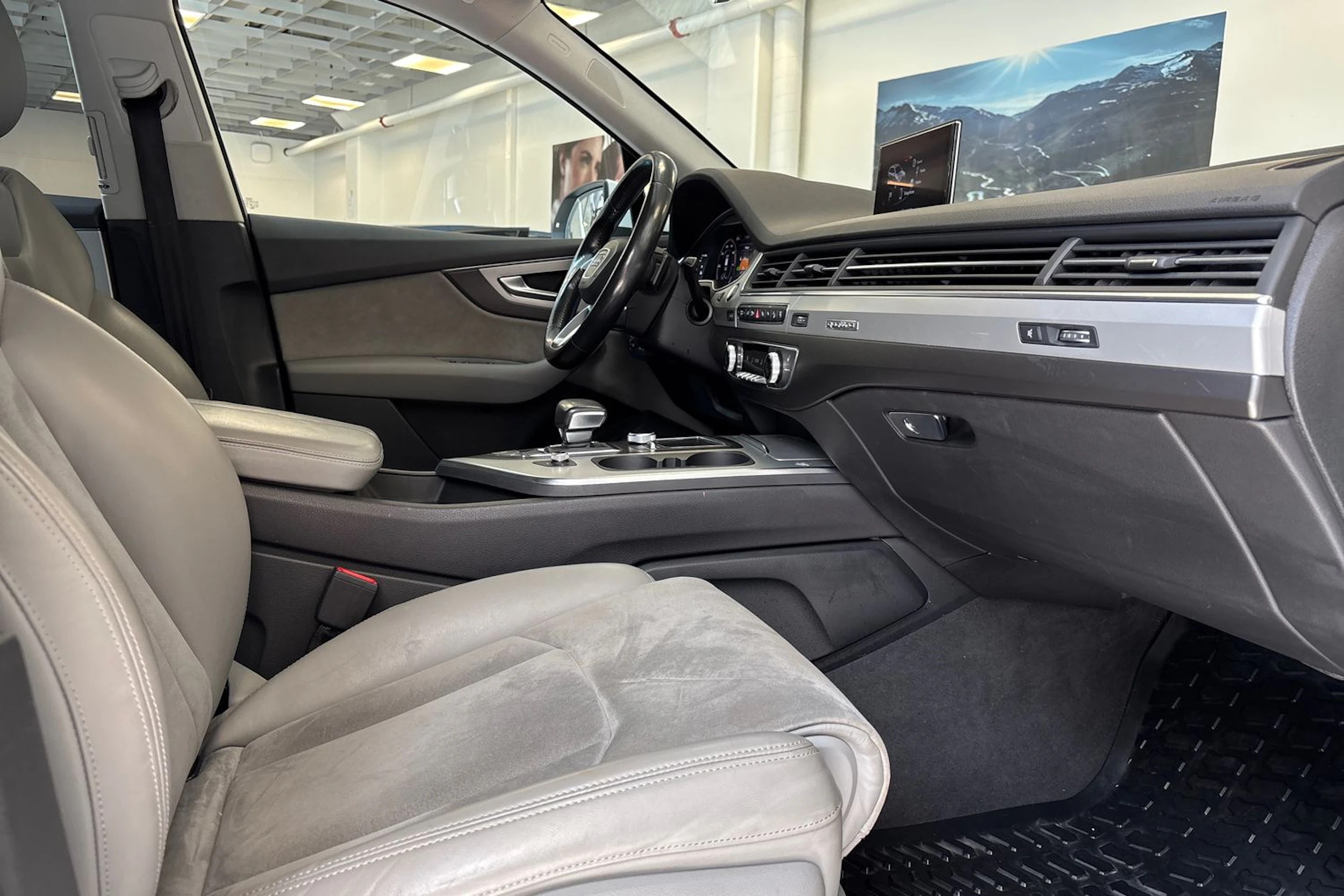 valkoinen Audi Q7 2017 kuva 31.