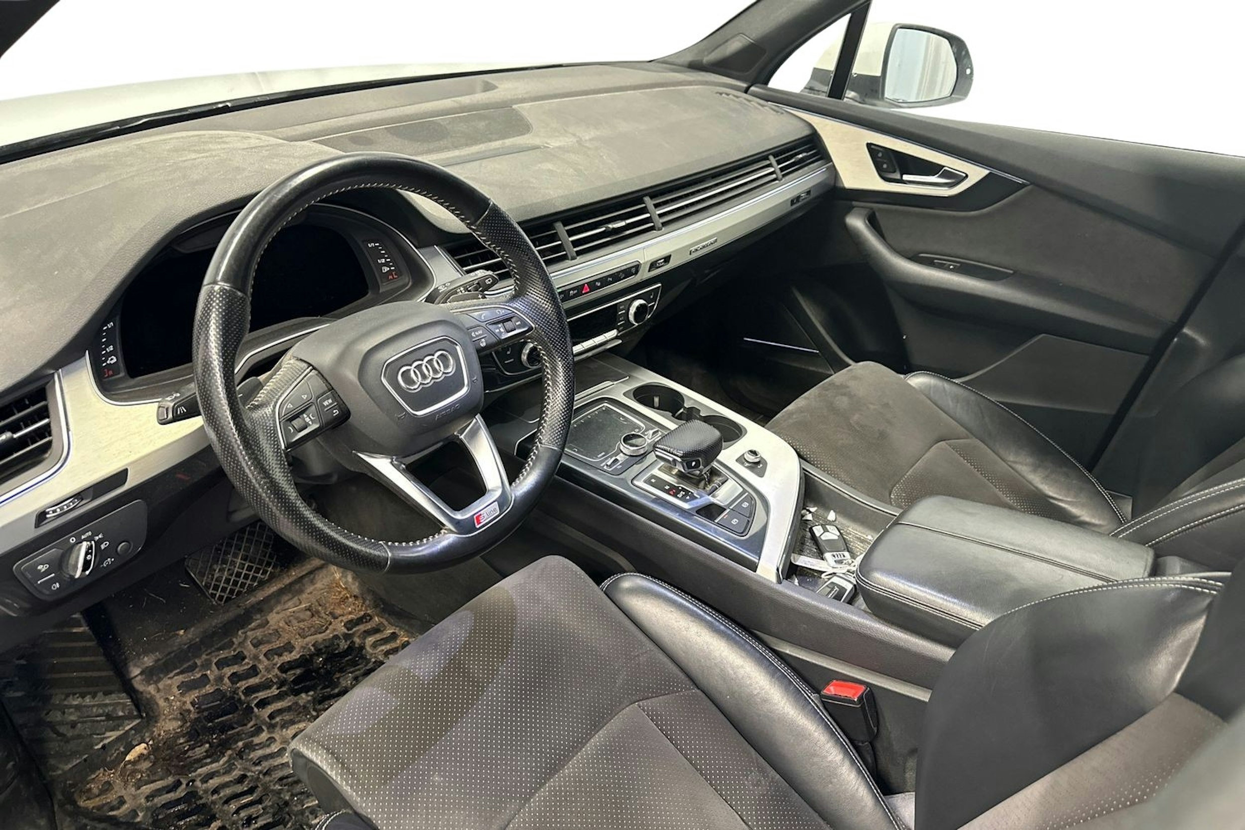 valkoinen Audi Q7 2017 kuva 3.