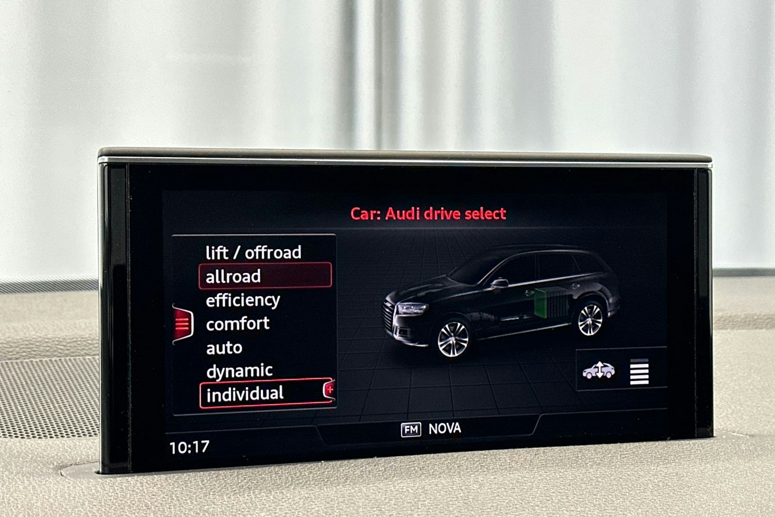 valkoinen Audi Q7 2017 kuva 17.