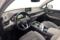 valkoinen Audi Q7 2018 kuva 6.