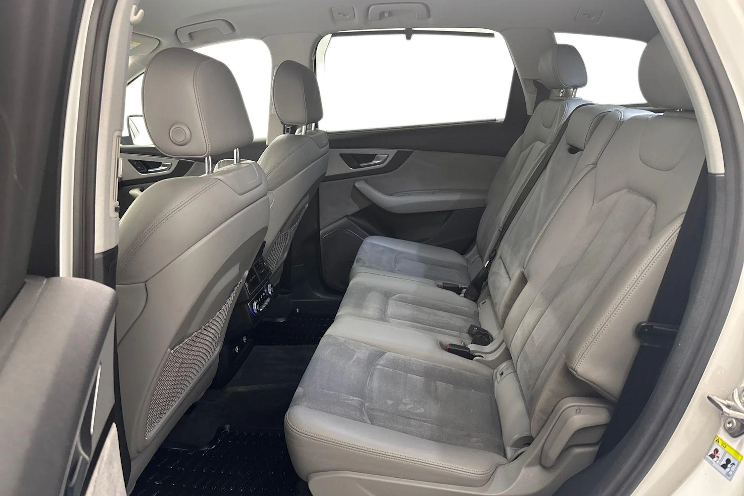 valkoinen Audi Q7 2018 kuva 8.