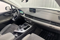 valkoinen Audi Q7 2018 kuva 11.