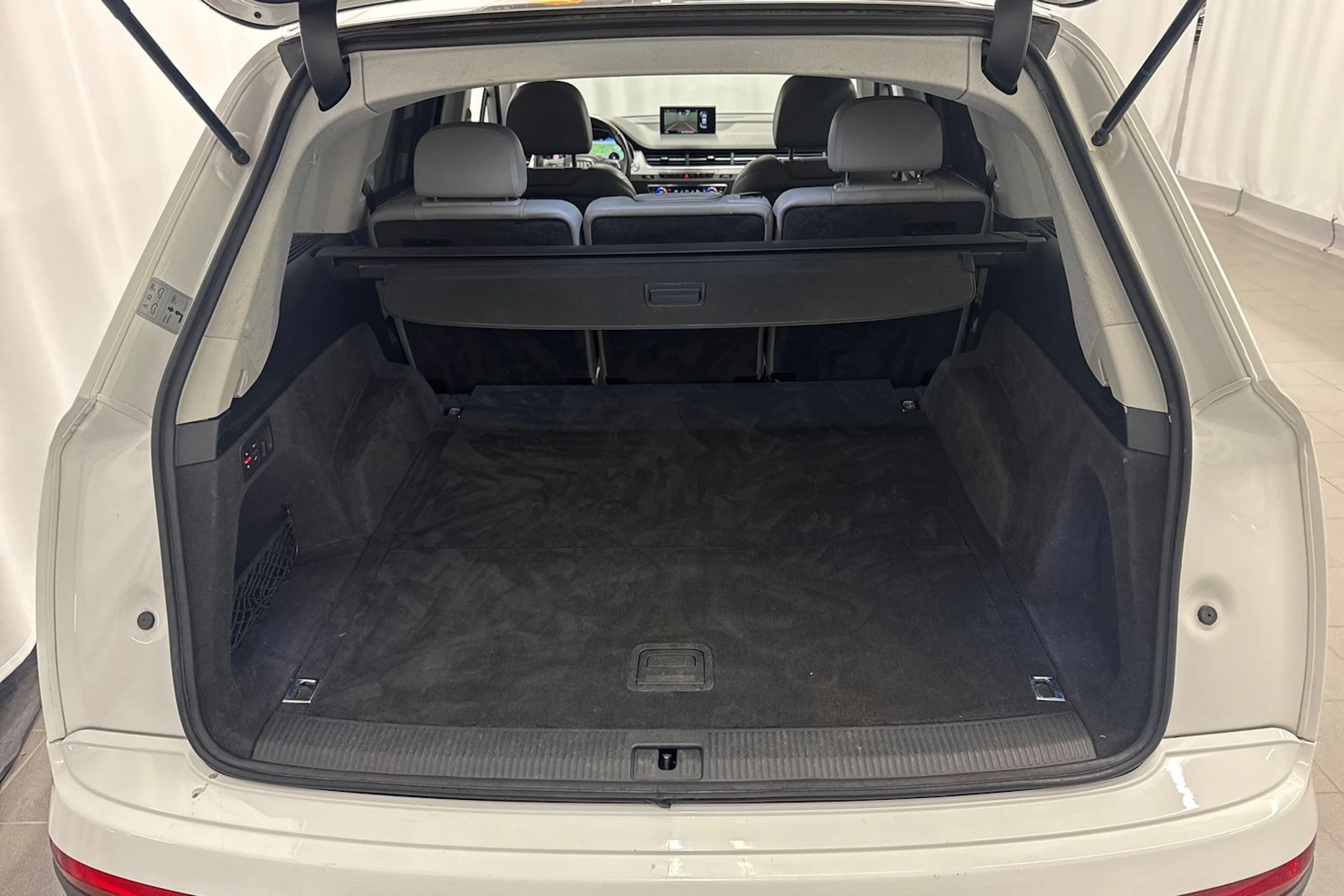 valkoinen Audi Q7 2018 kuva 12.