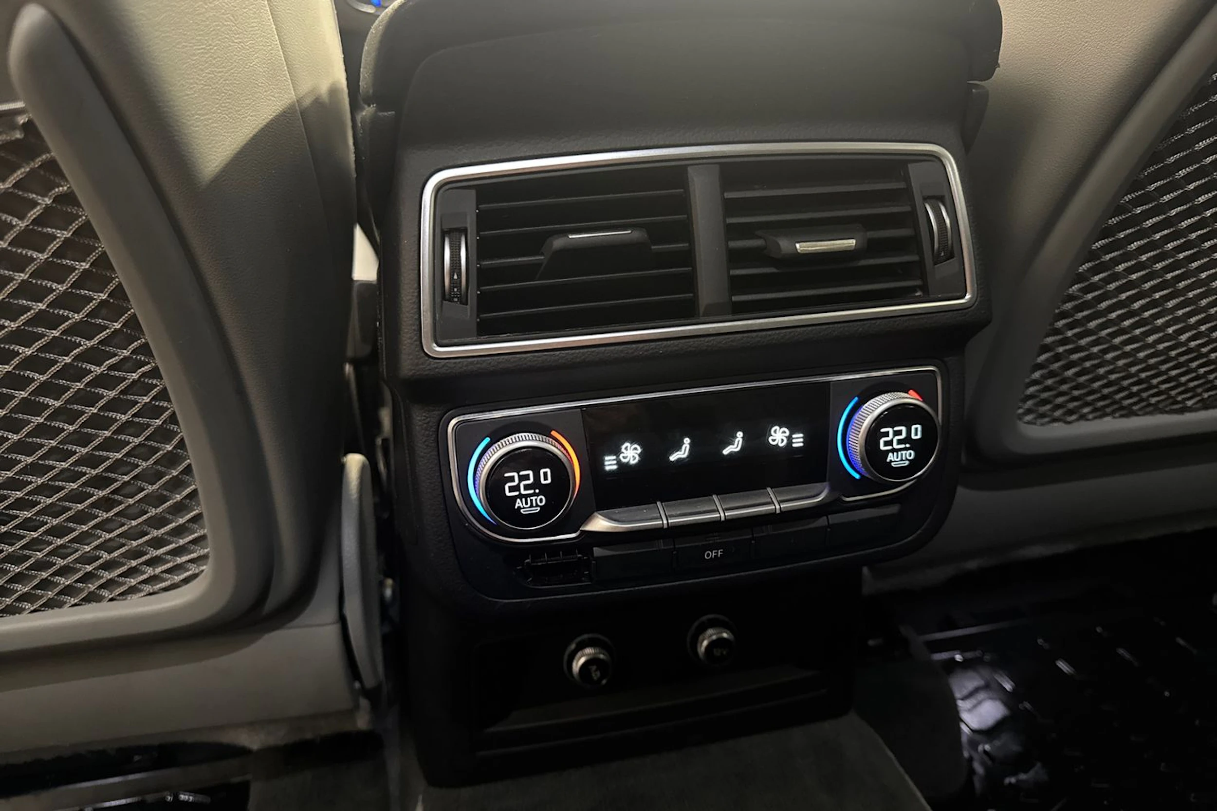 valkoinen Audi Q7 2018 kuva 15.