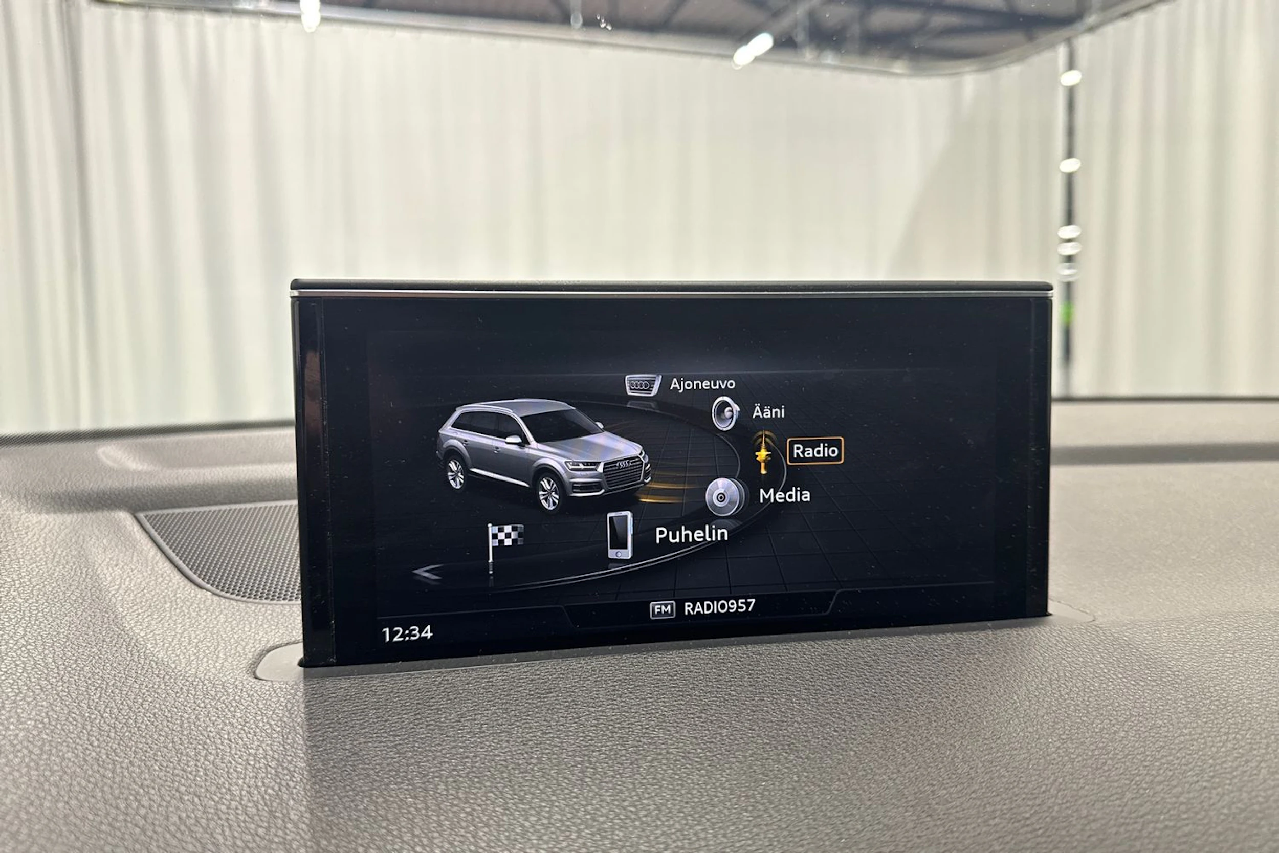 valkoinen Audi Q7 2018 kuva 22.