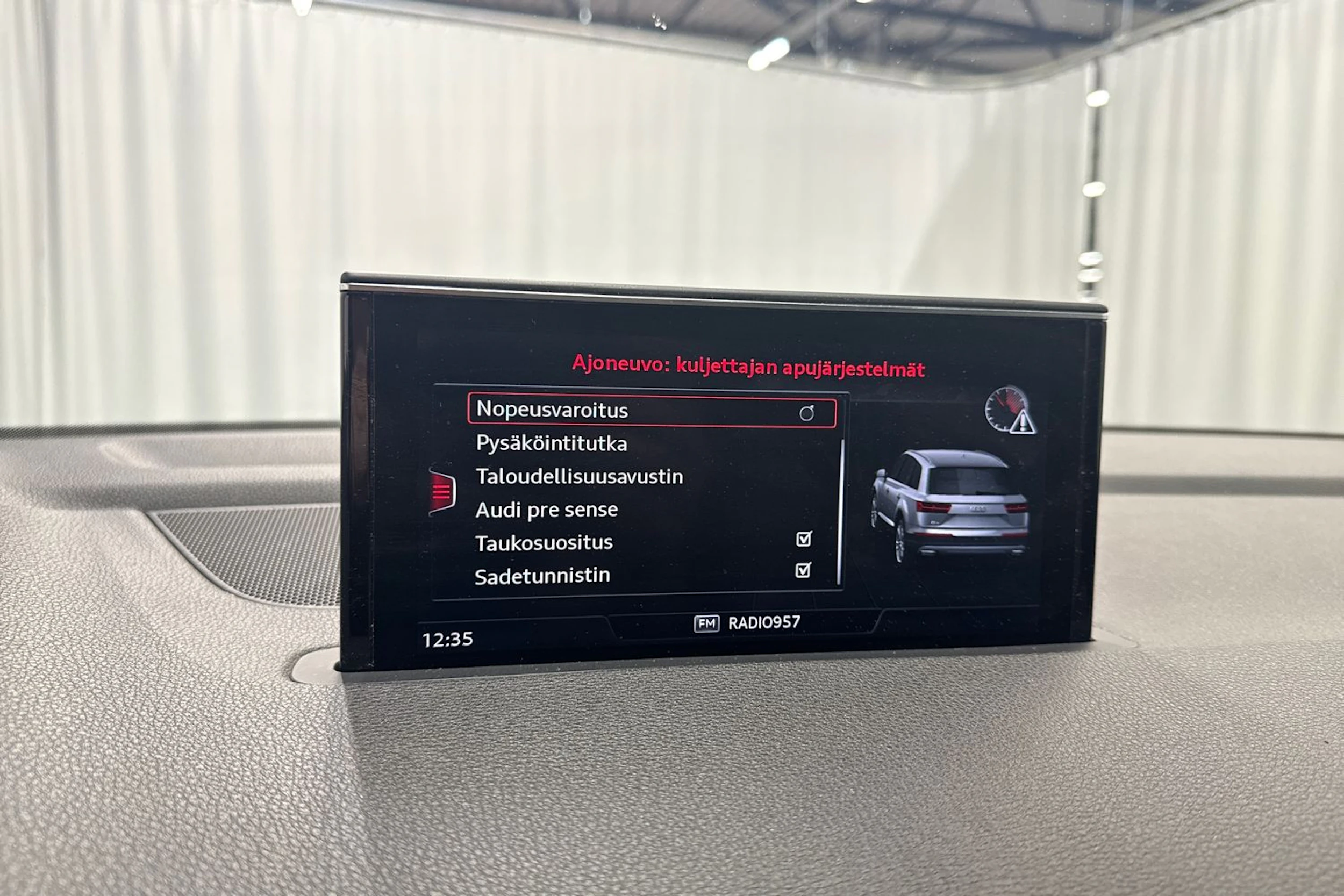 valkoinen Audi Q7 2018 kuva 24.