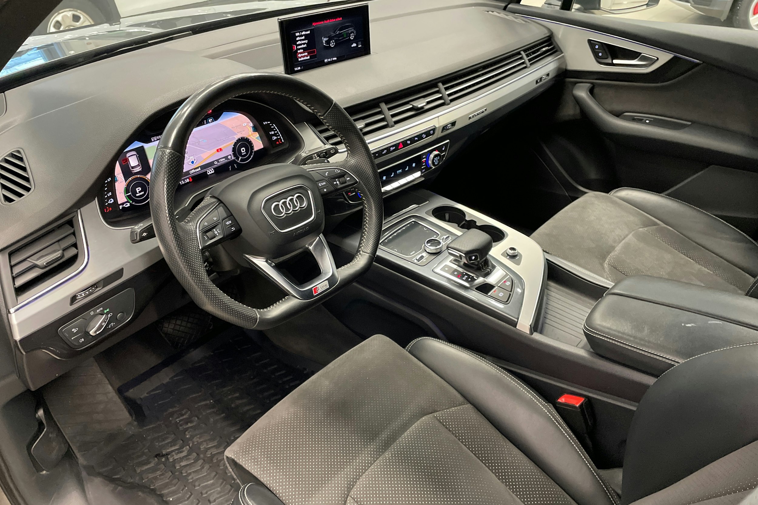 Harmaa Audi Q7 2018 kuva 6.