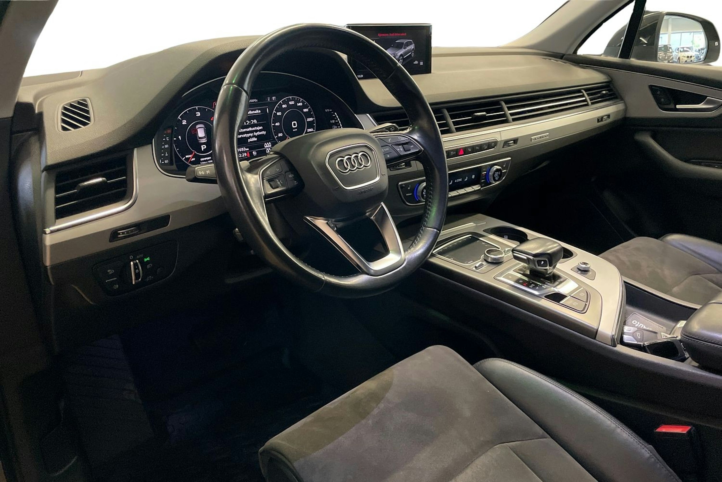 Musta Audi Q7 2018 kuva 7.