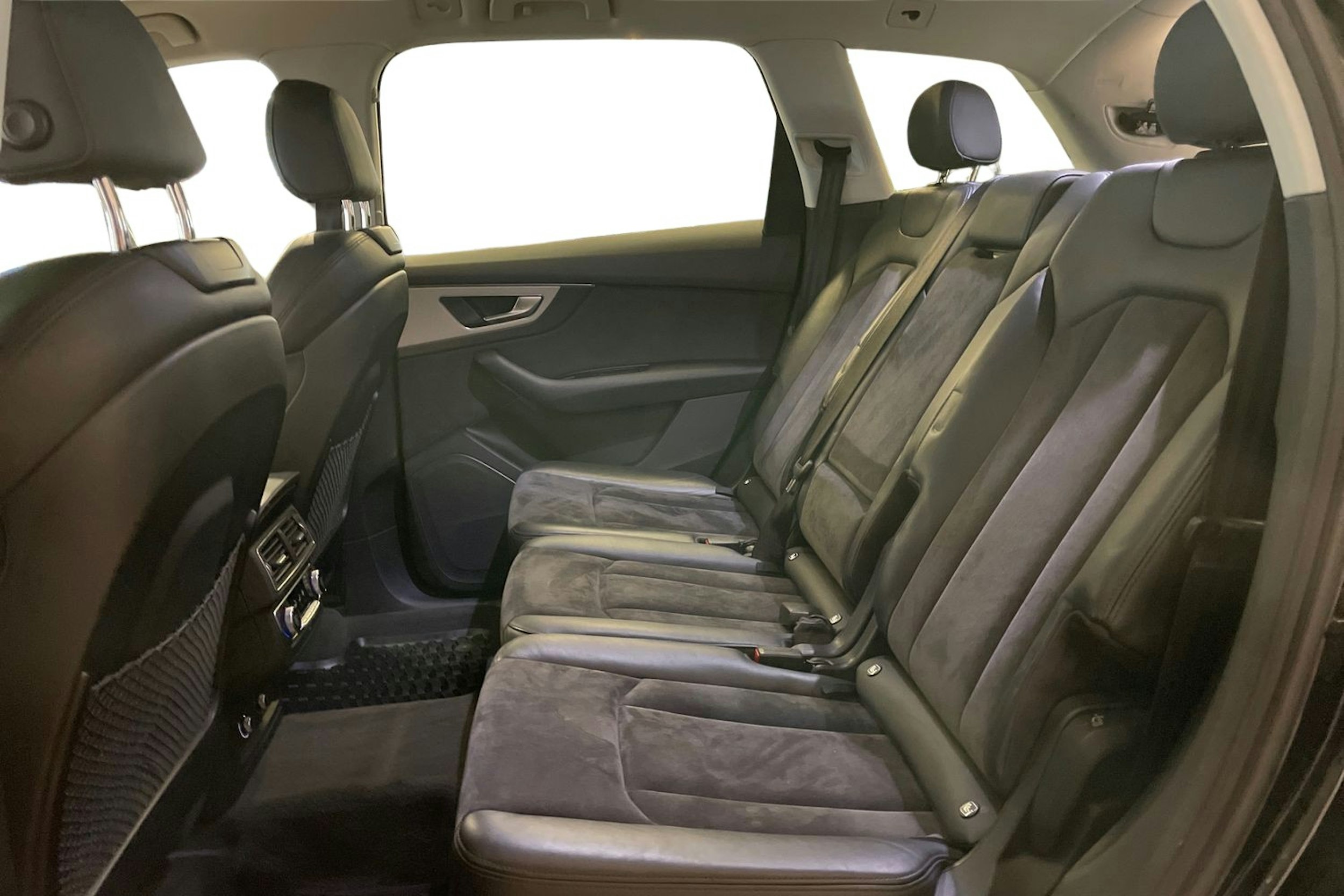 Musta Audi Q7 2018 kuva 10.