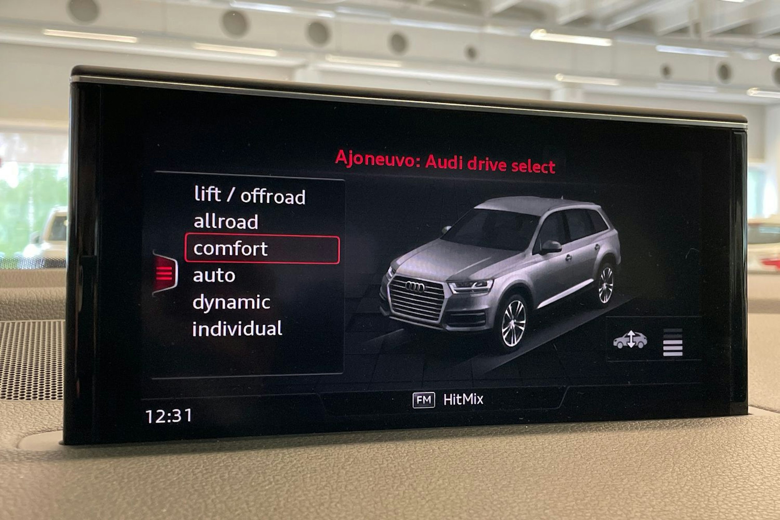 Musta Audi Q7 2018 kuva 16.