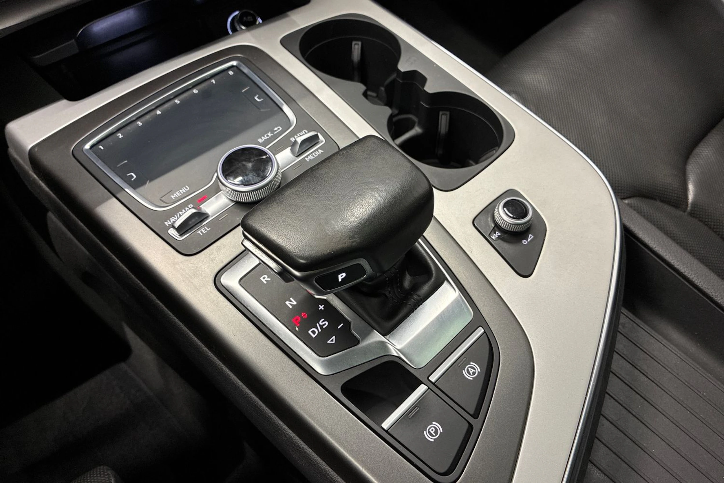musta Audi Q7 2018 kuva 18.