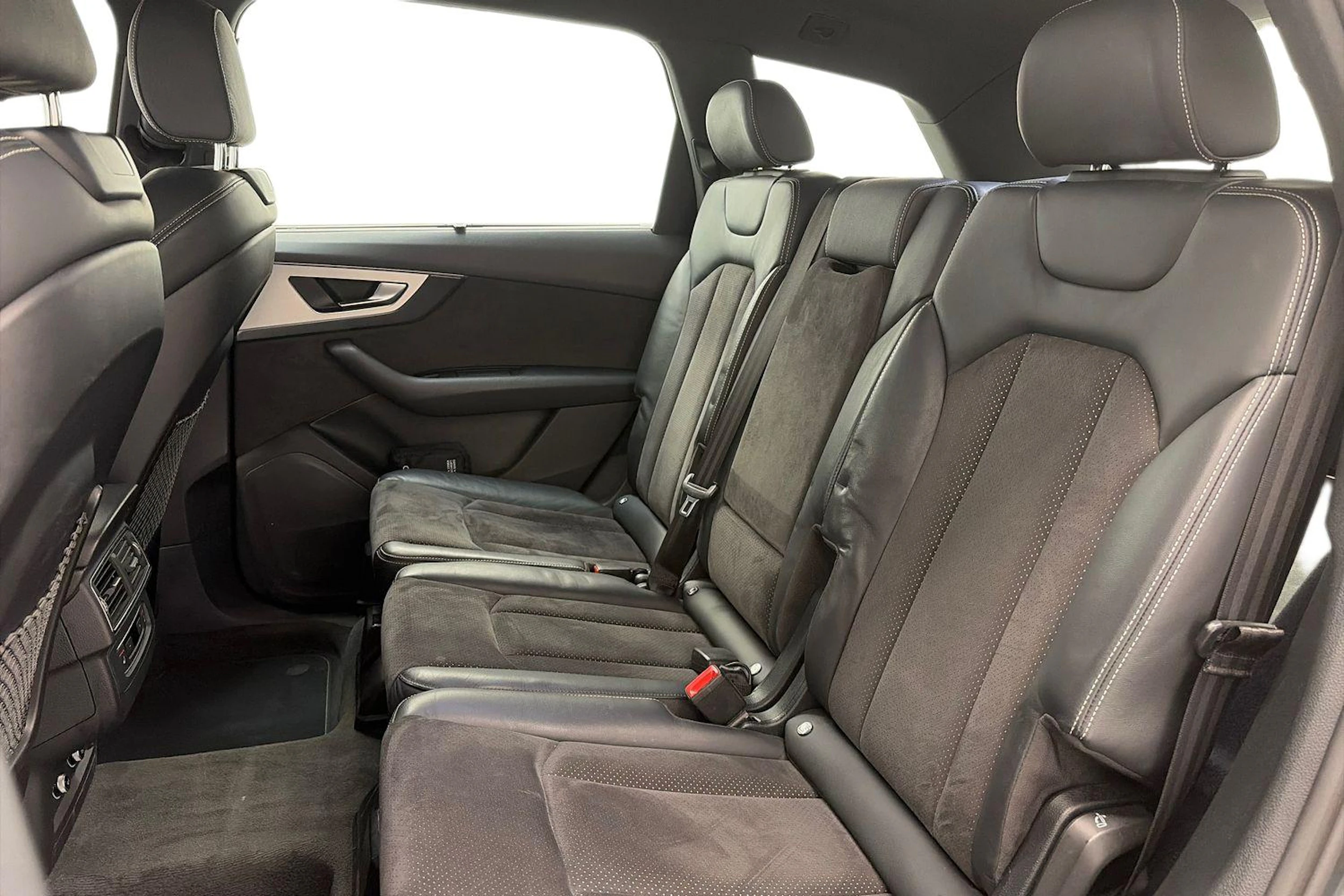 harmaa Audi Q7 2018 kuva 8.