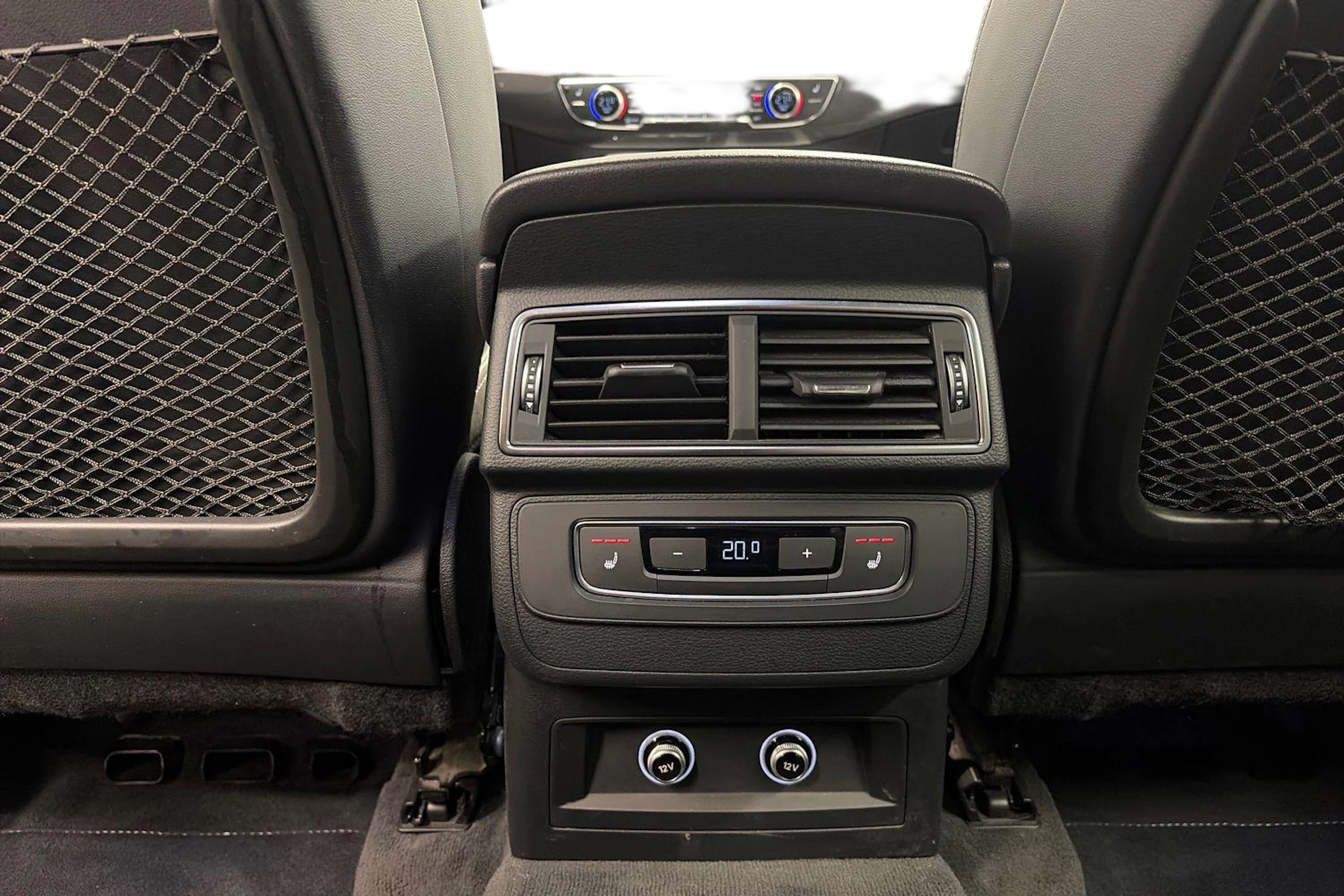 harmaa Audi Q7 2018 kuva 9.