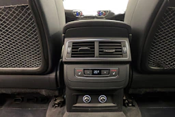 harmaa Audi Q7 2018 kuva 9.
