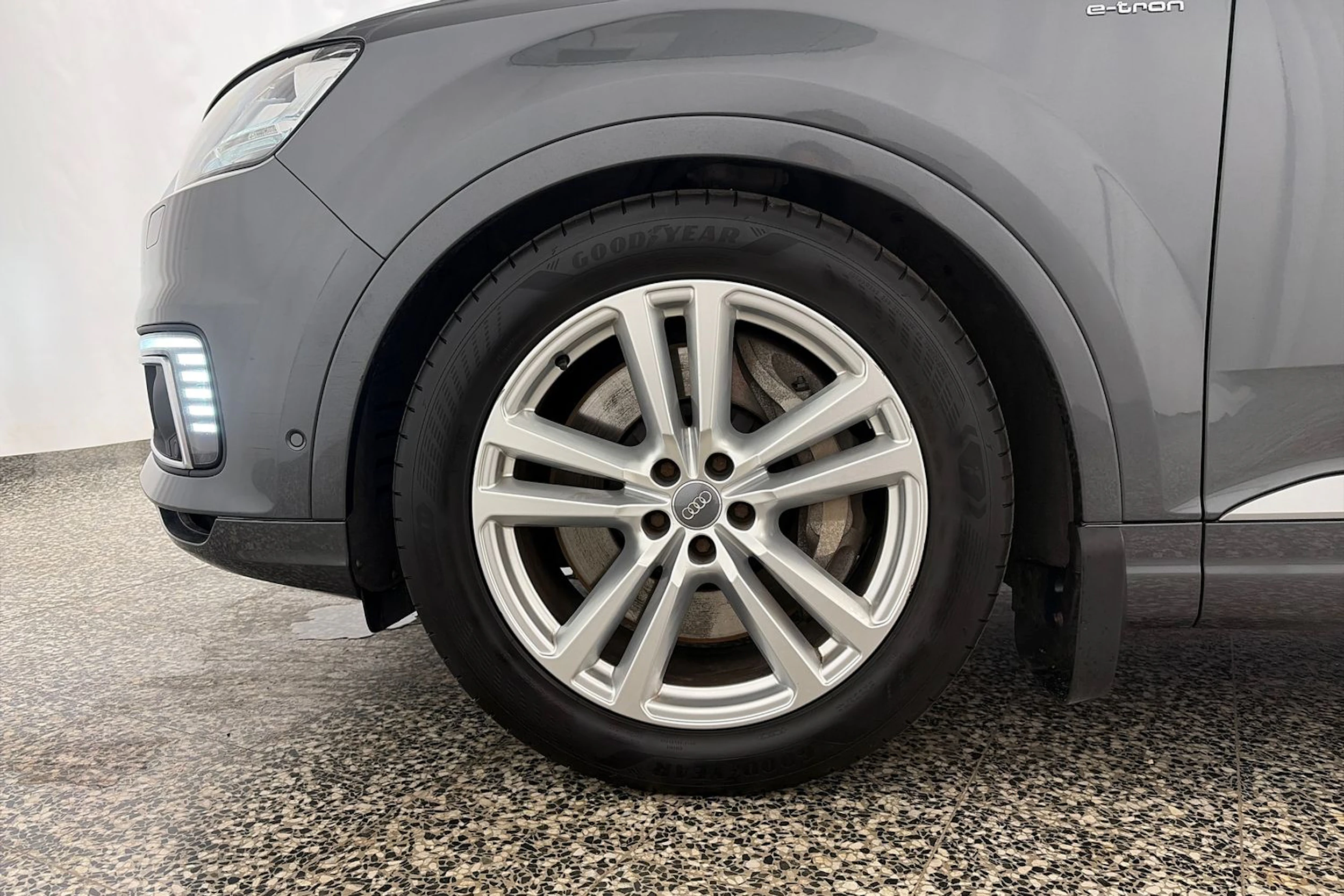 harmaa Audi Q7 2018 kuva 10.