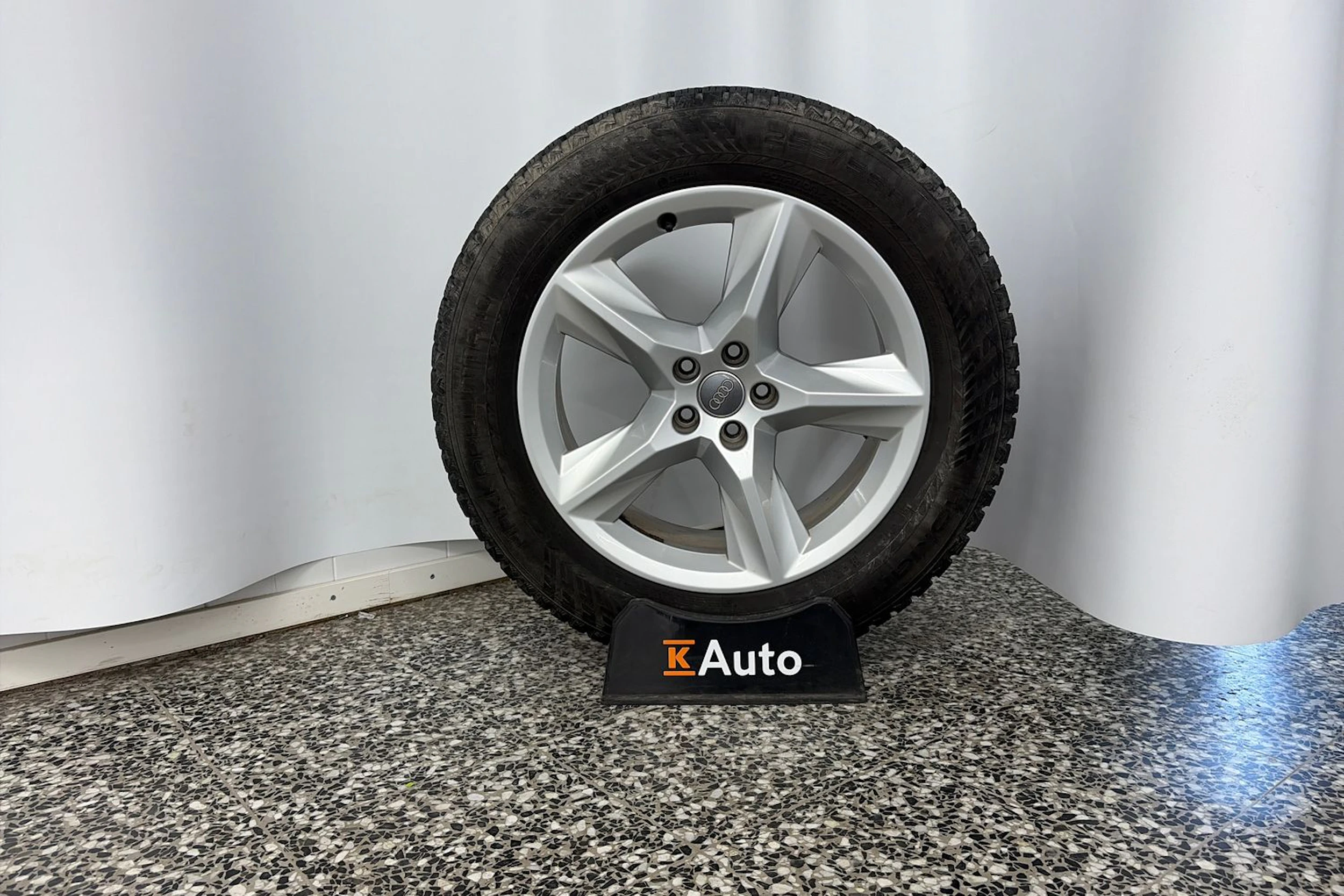 harmaa Audi Q7 2018 kuva 11.