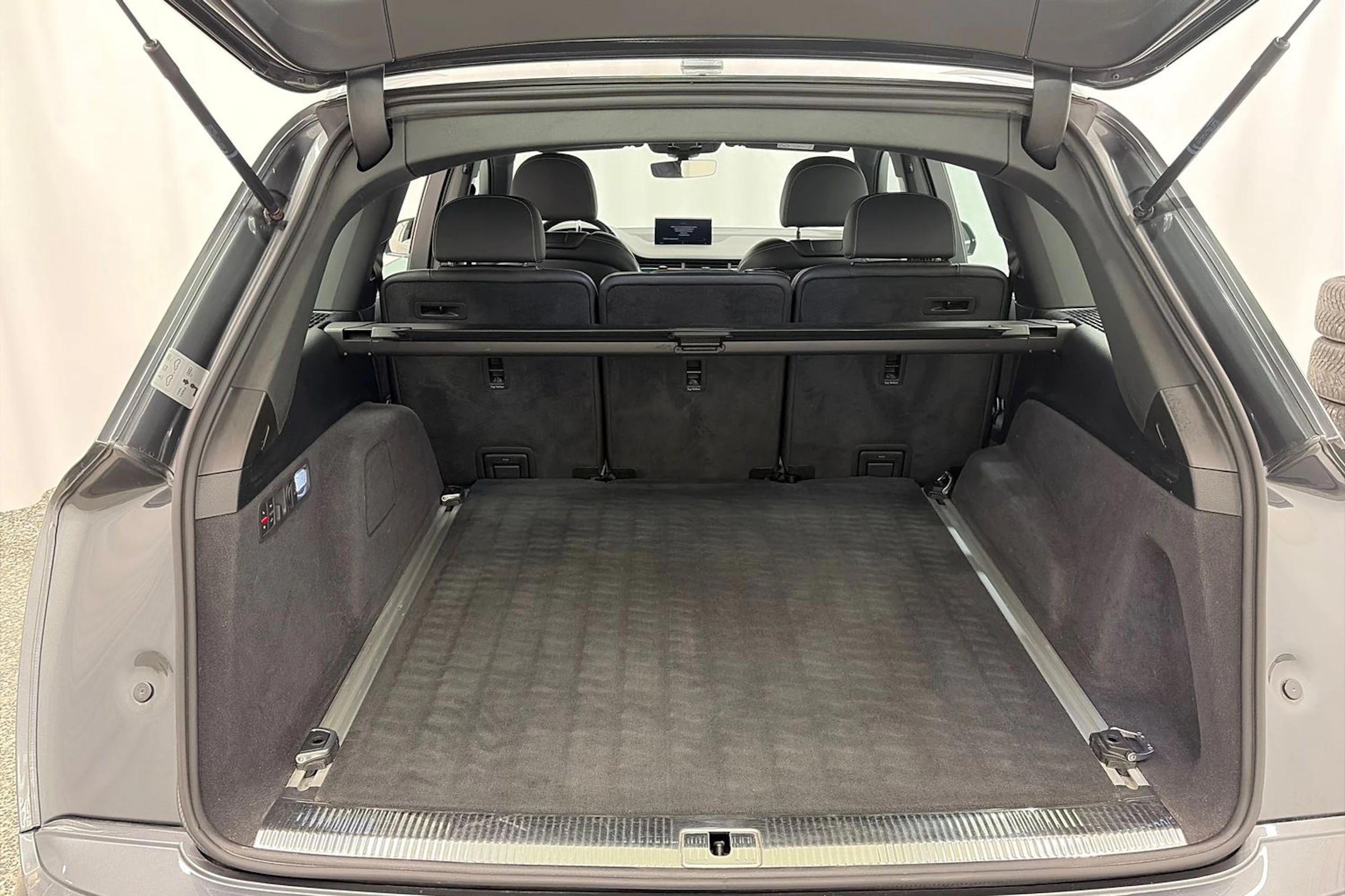 harmaa Audi Q7 2018 kuva 12.