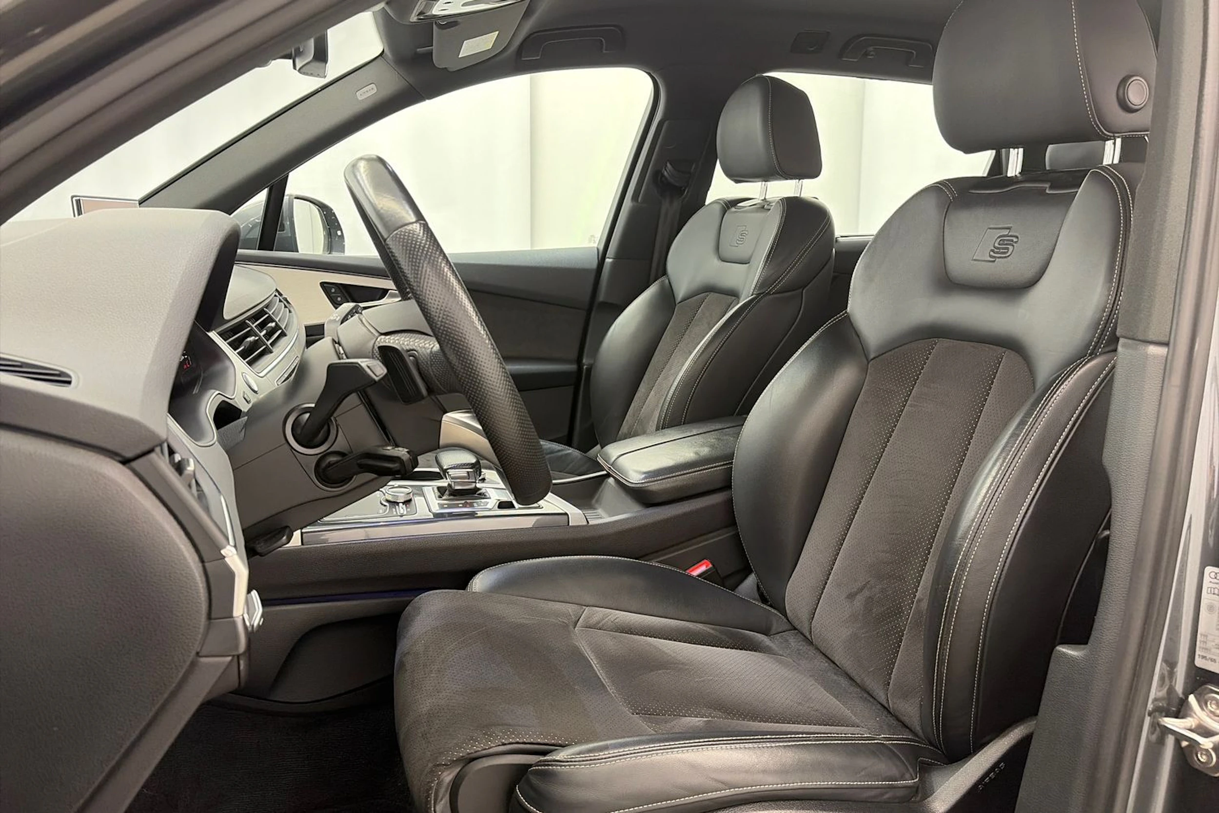 harmaa Audi Q7 2018 kuva 15.