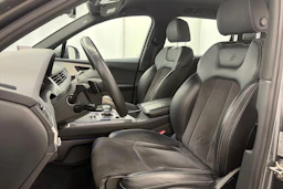 harmaa Audi Q7 2018 kuva 15.