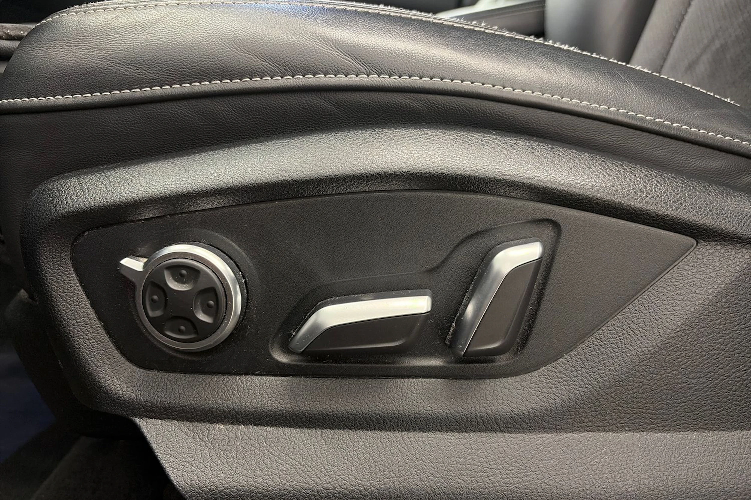 harmaa Audi Q7 2018 kuva 17.