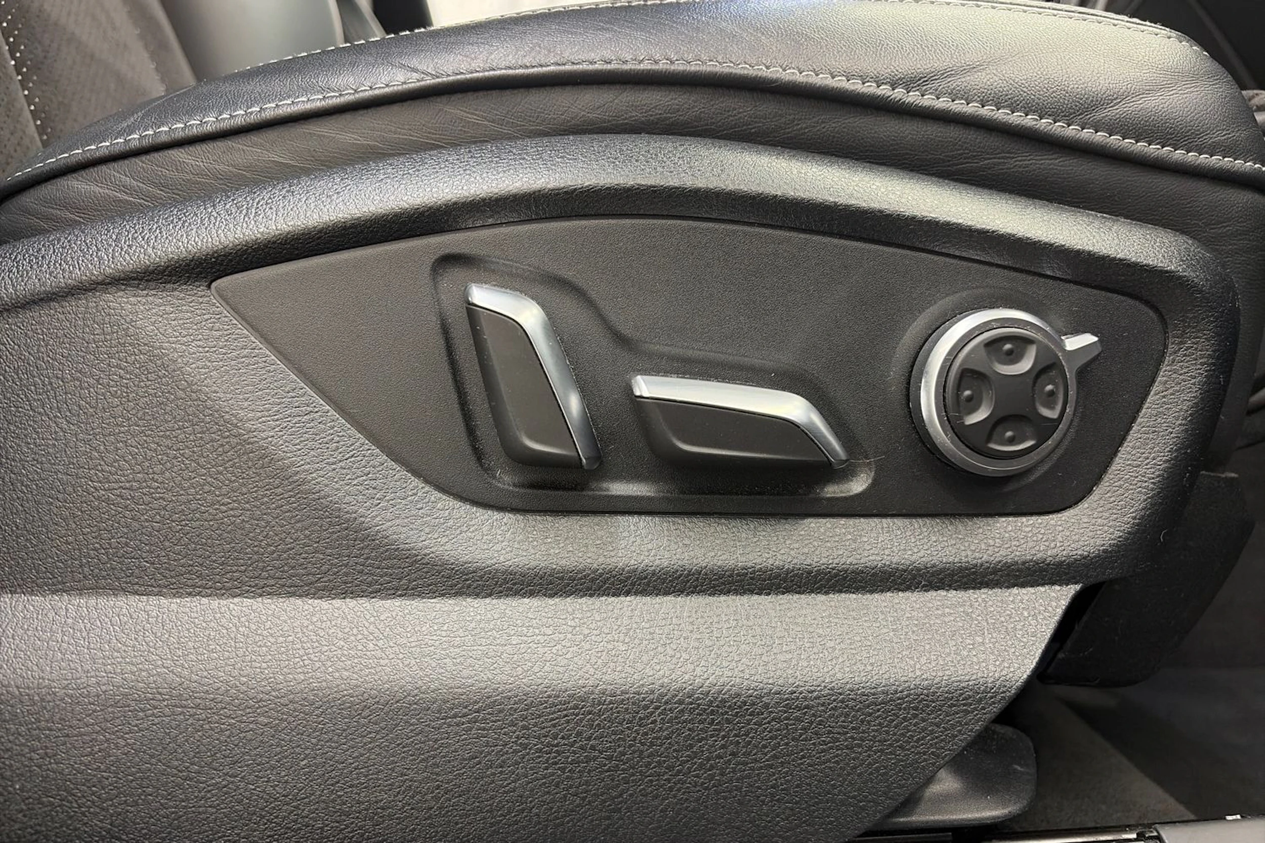 harmaa Audi Q7 2018 kuva 18.
