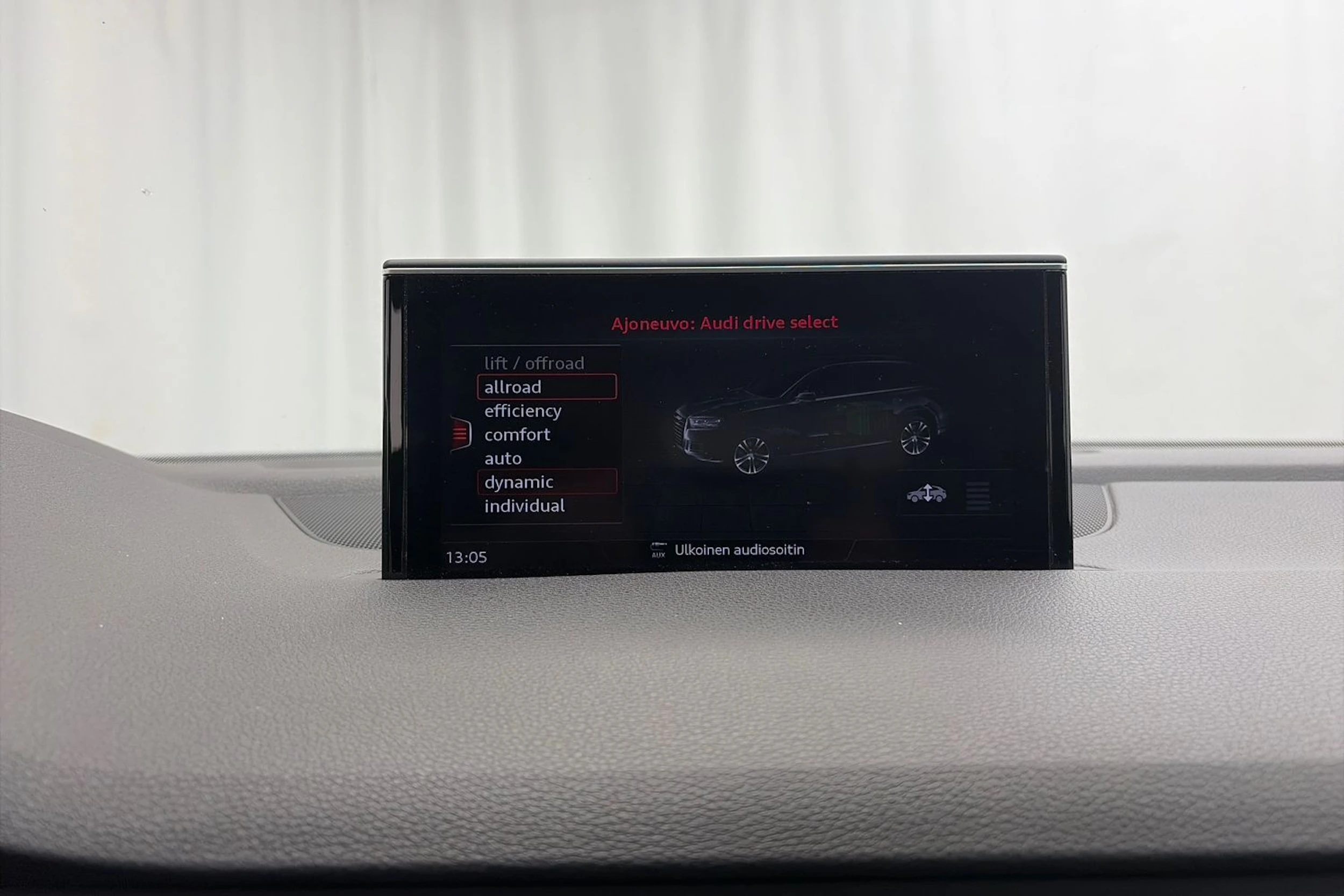 harmaa Audi Q7 2018 kuva 26.