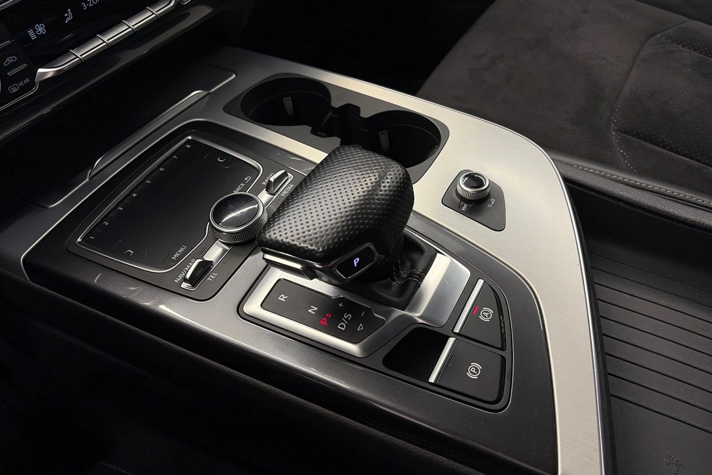 harmaa Audi Q7 2018 kuva 31.