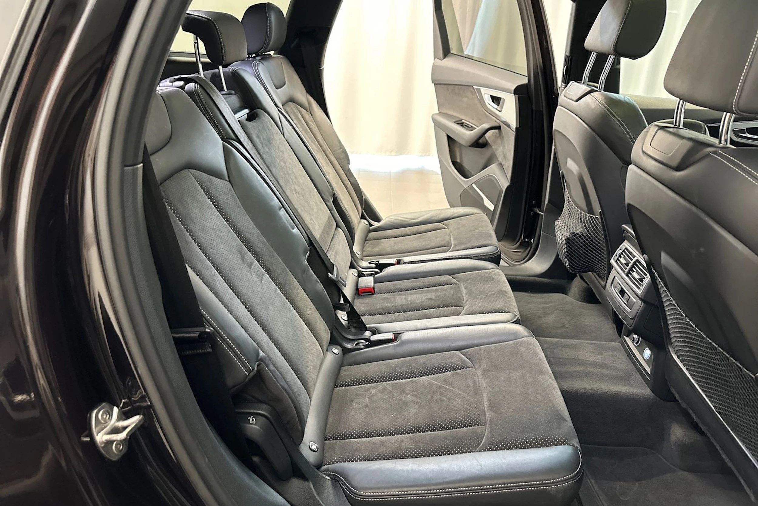 Musta Audi Q7 2018 kuva 15.