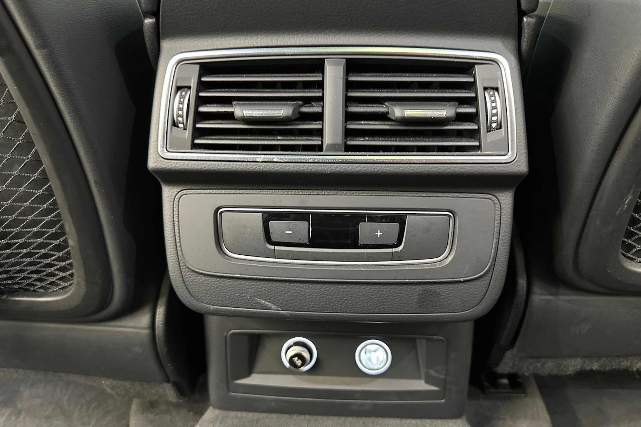 Musta Audi Q7 2018 kuva 16.