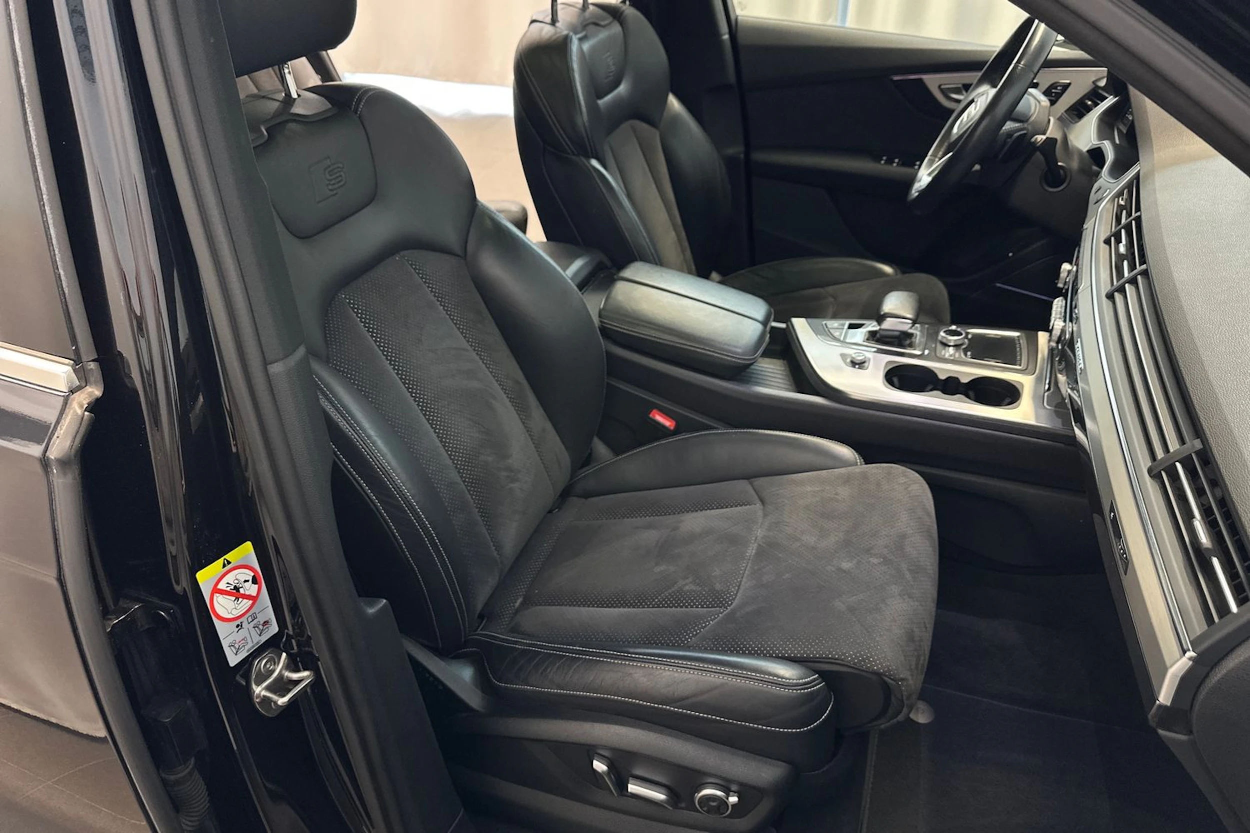 Musta Audi Q7 2018 kuva 17.