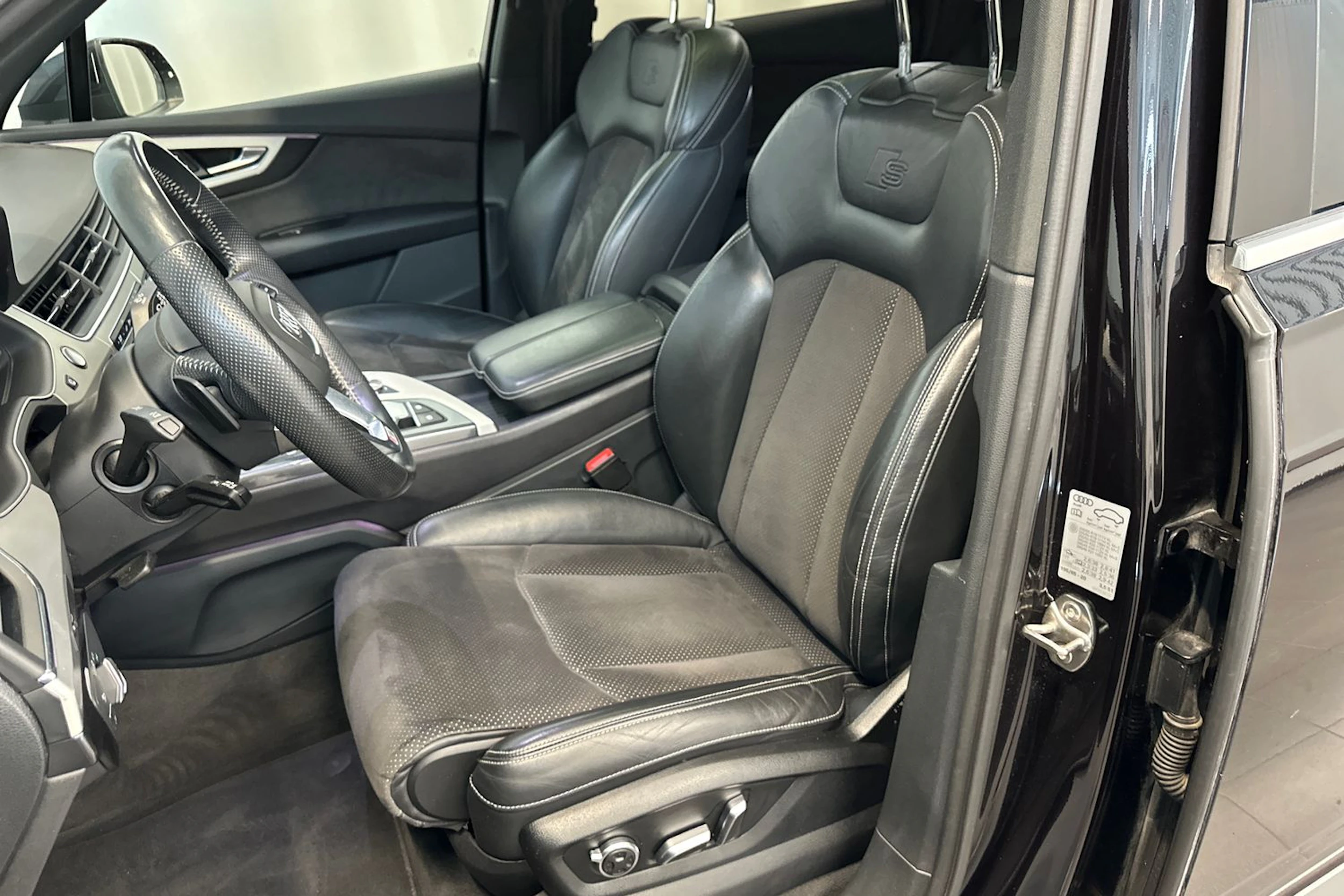 Musta Audi Q7 2018 kuva 18.