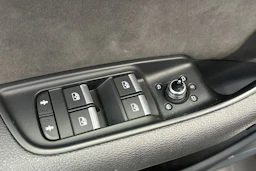 Musta Audi Q7 2018 kuva 21.