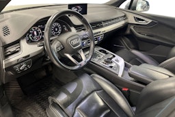 harmaa Audi Q7 2018 kuva 3.