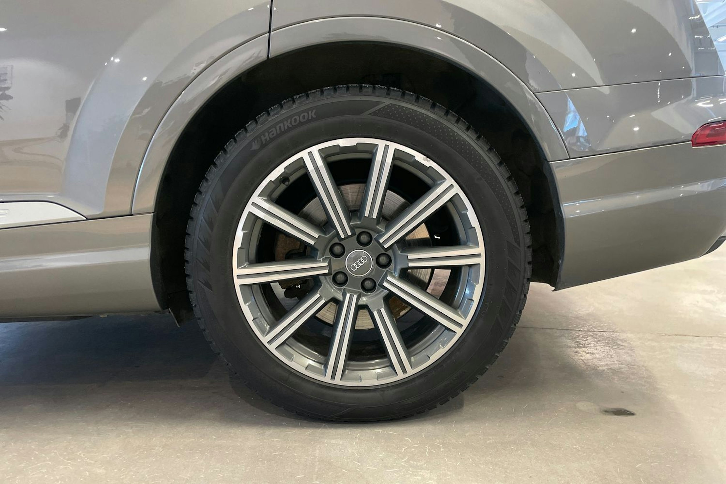 met. harmaa Audi Q7 2018 kuva 13.