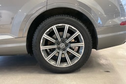 met. harmaa Audi Q7 2018 kuva 13.