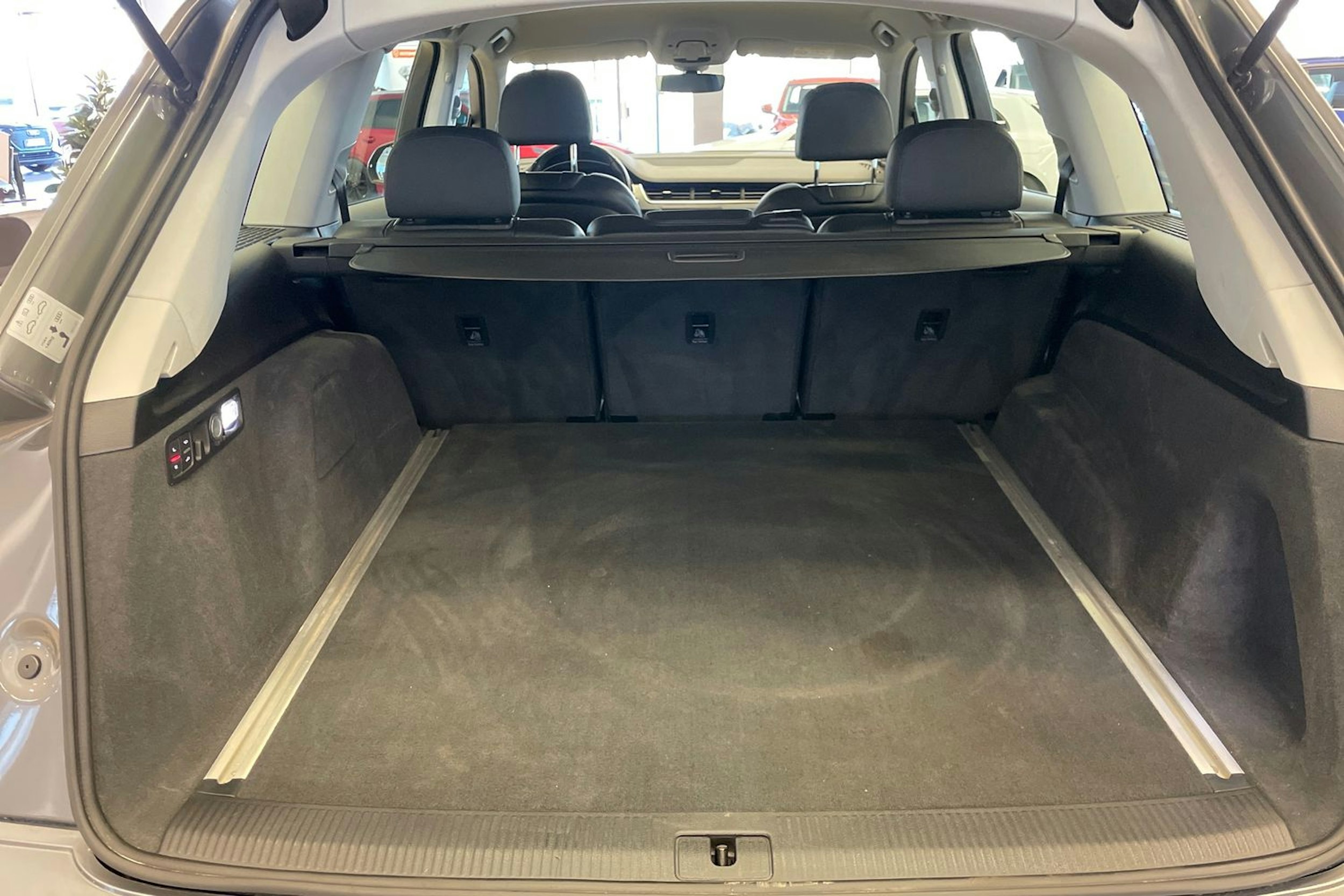 met. harmaa Audi Q7 2018 kuva 14.