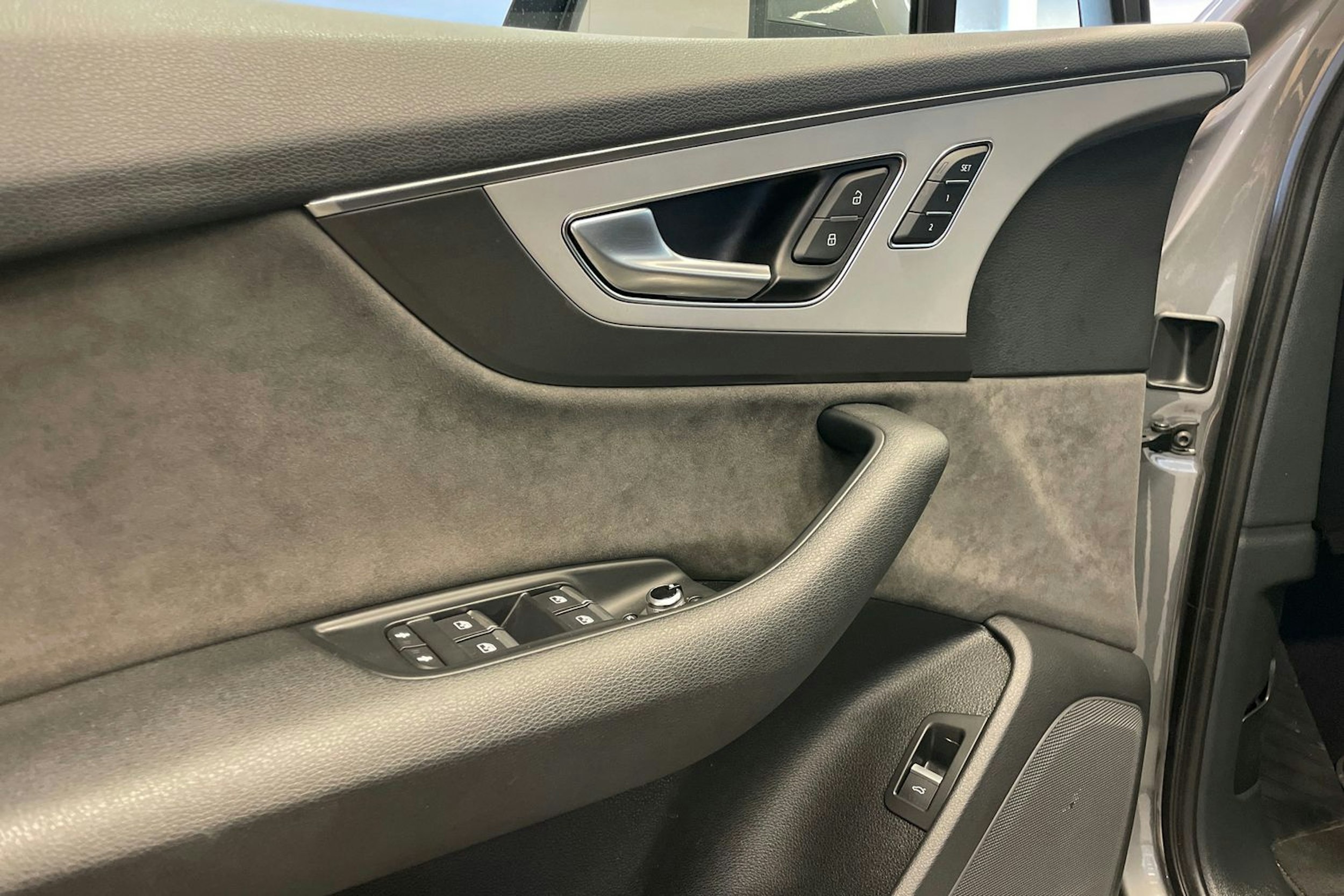 met. harmaa Audi Q7 2018 kuva 18.