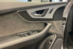 met. harmaa Audi Q7 2018 kuva 18.