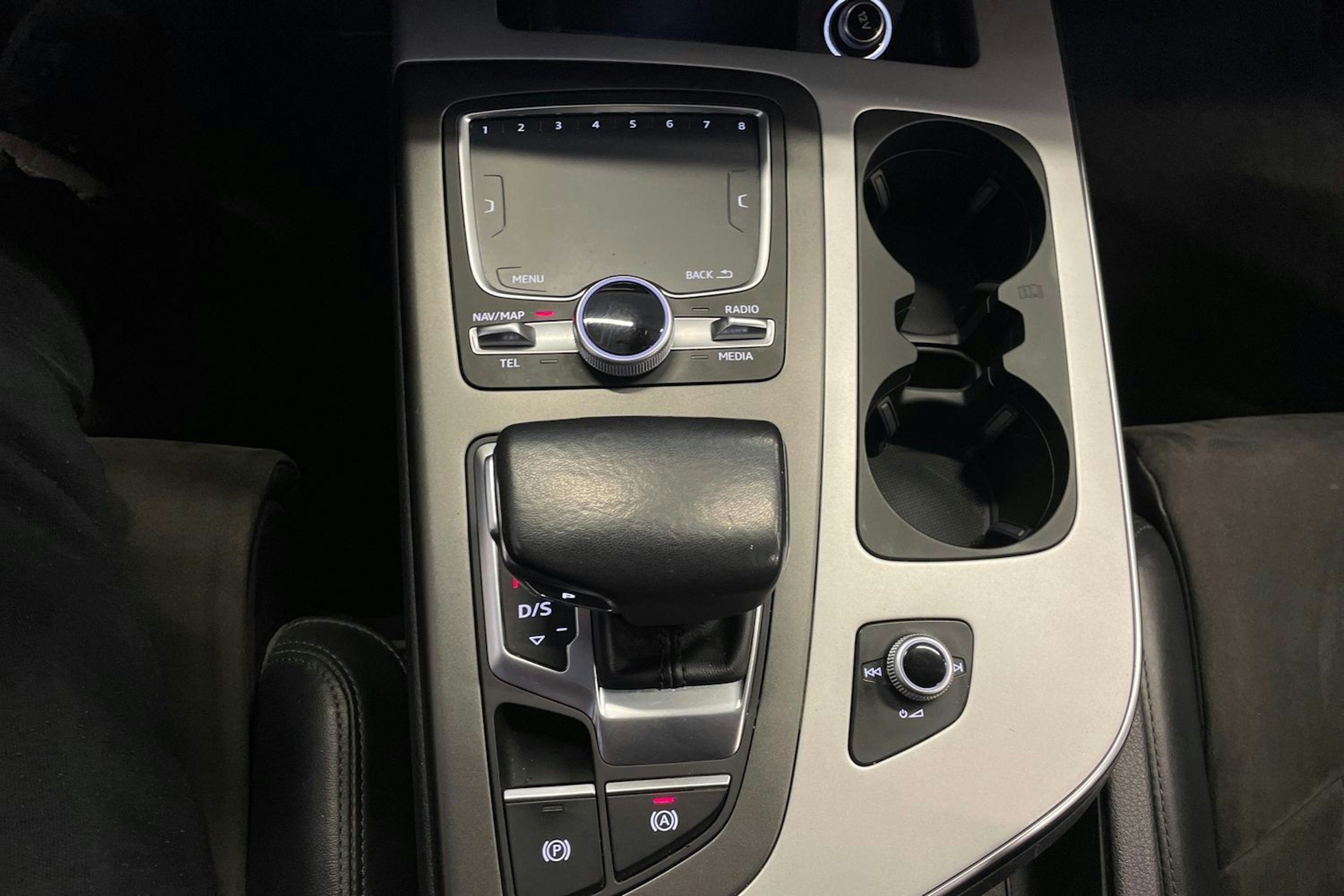 met. harmaa Audi Q7 2018 kuva 21.