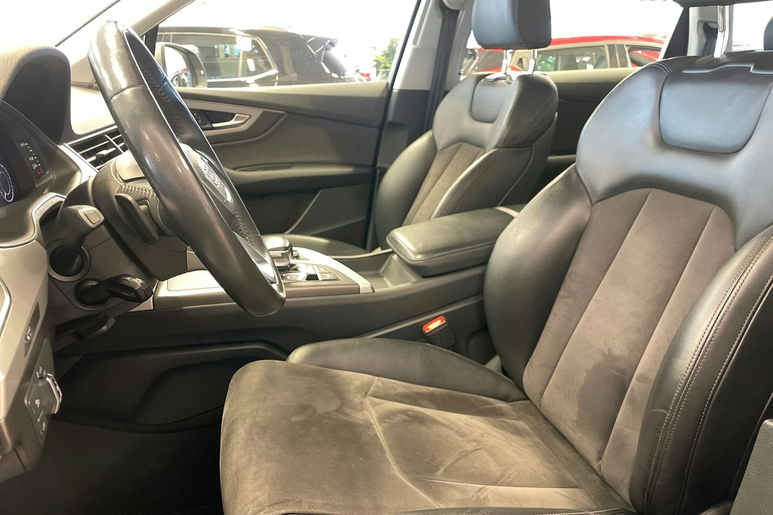 met. harmaa Audi Q7 2018 kuva 27.