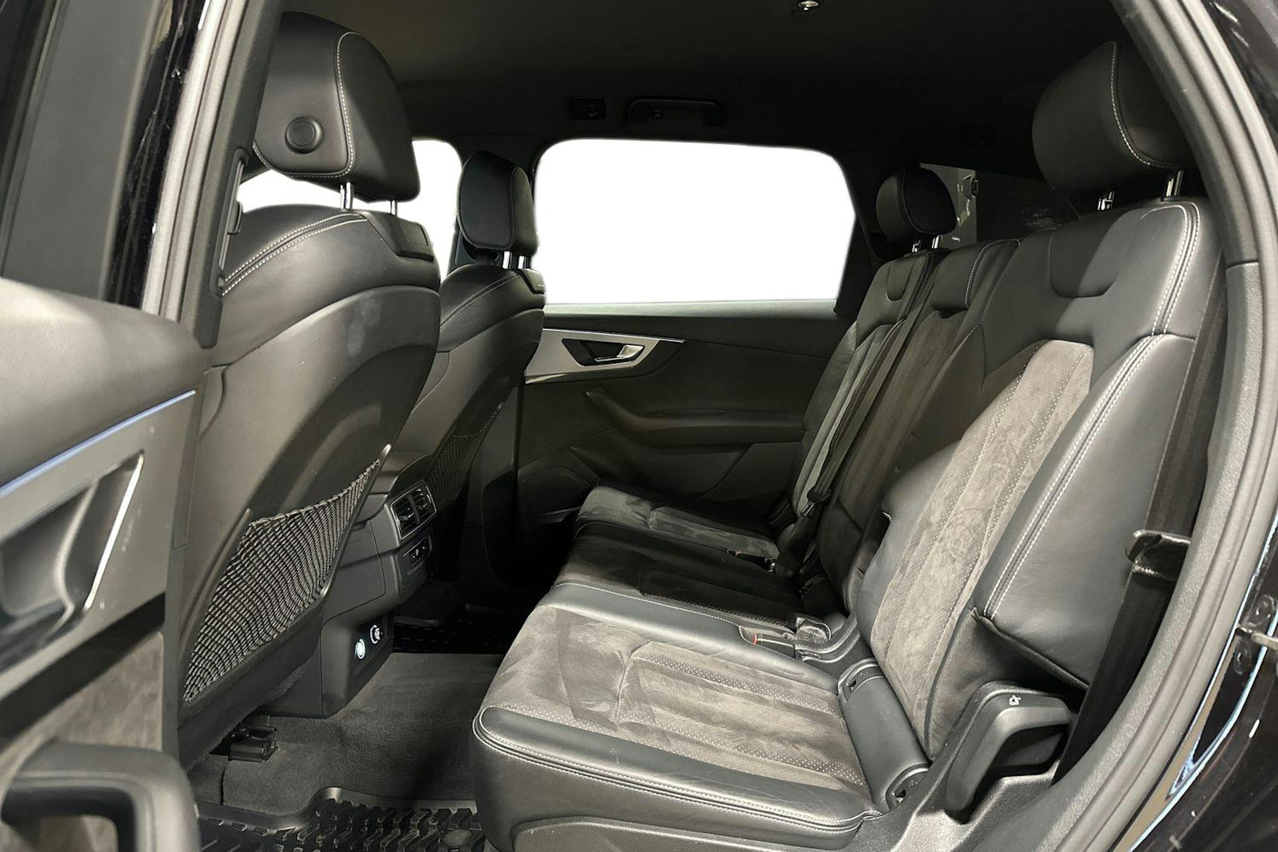 musta Audi Q7 2018 kuva 10.
