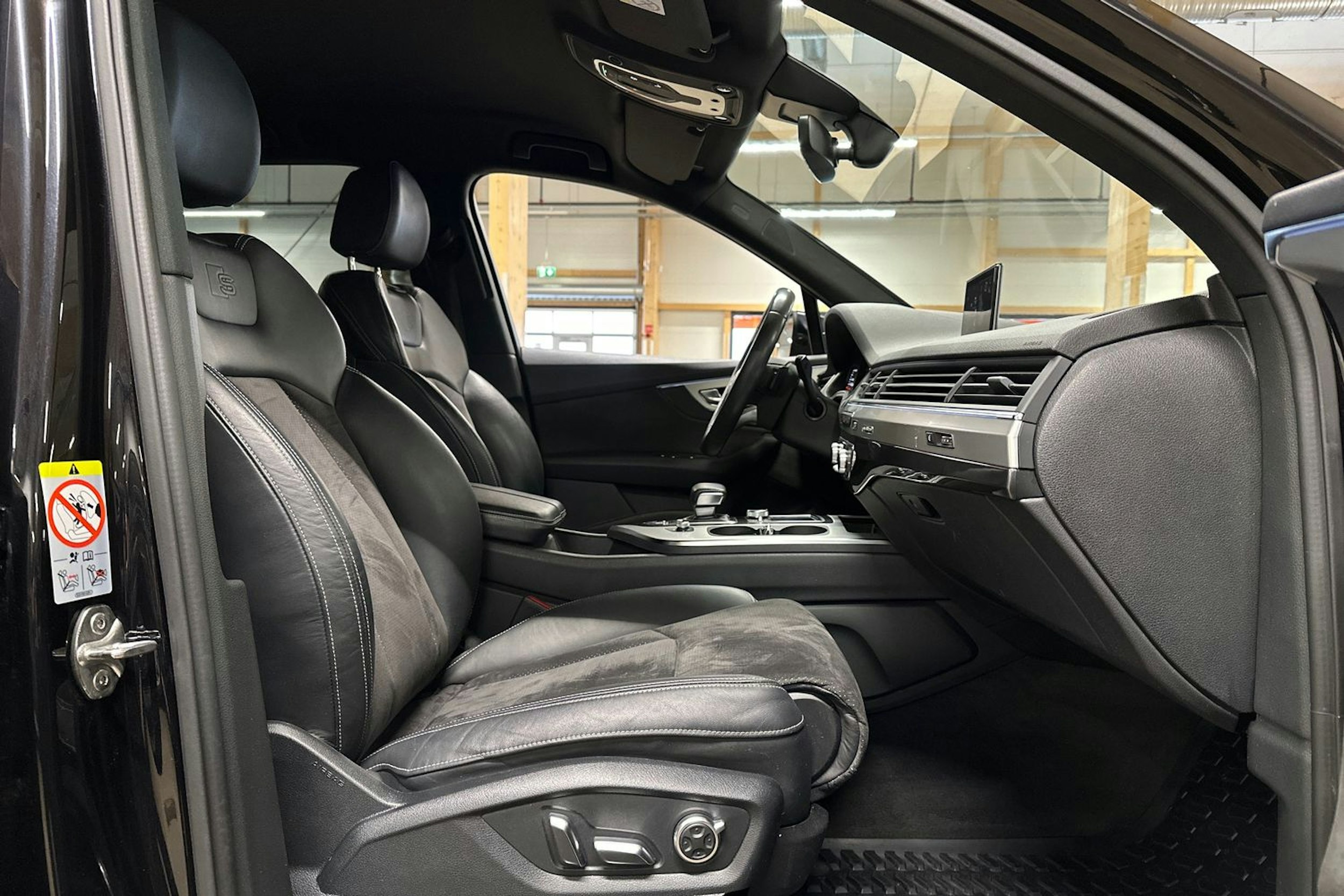 musta Audi Q7 2018 kuva 14.