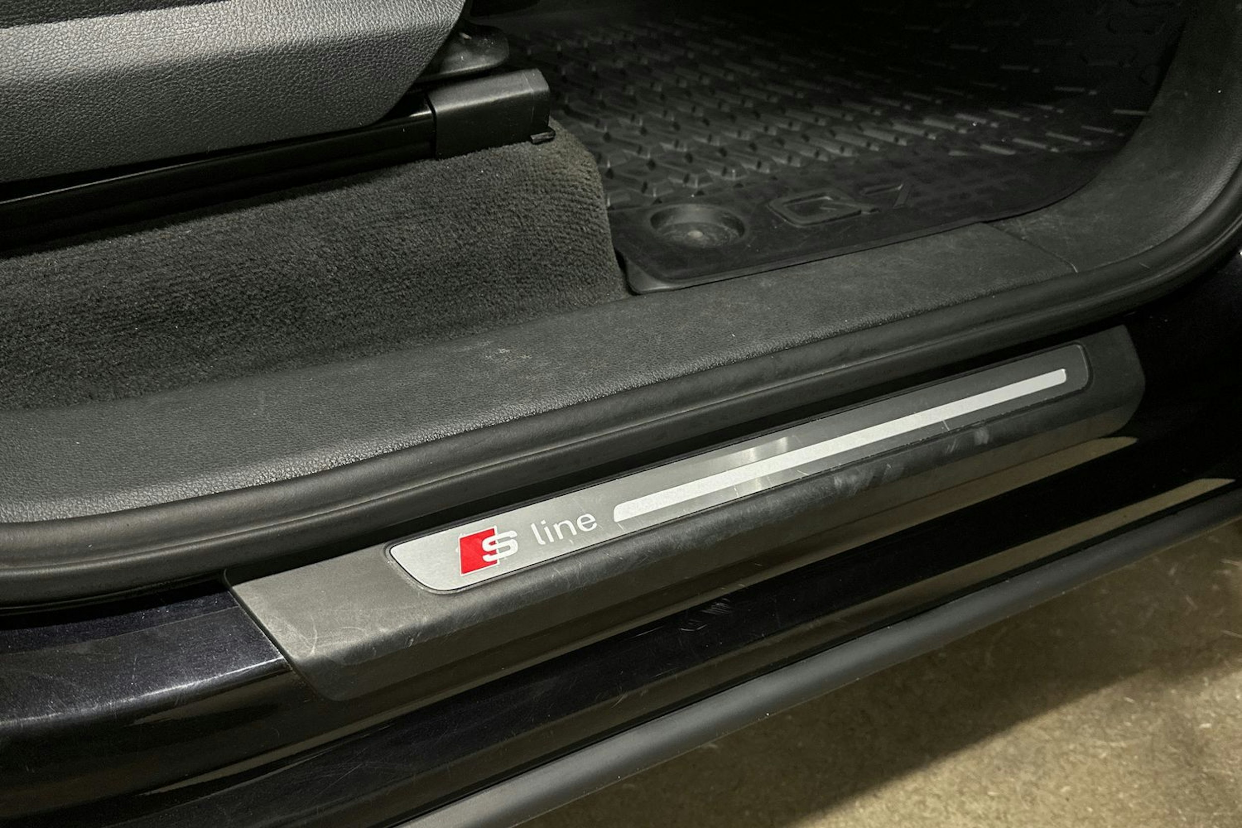 musta Audi Q7 2018 kuva 15.