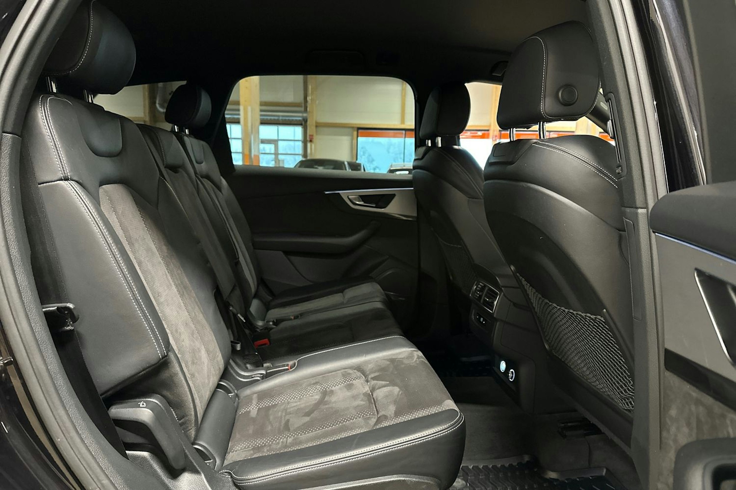 musta Audi Q7 2018 kuva 16.
