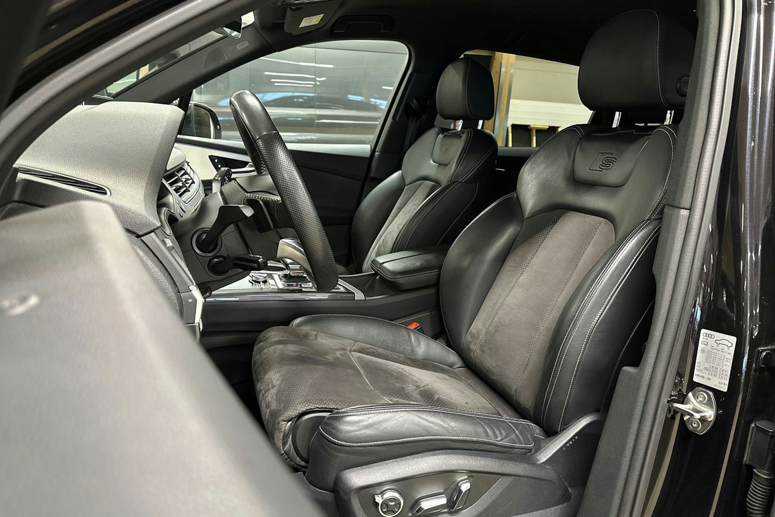 musta Audi Q7 2018 kuva 17.