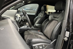 musta Audi Q7 2018 kuva 17.