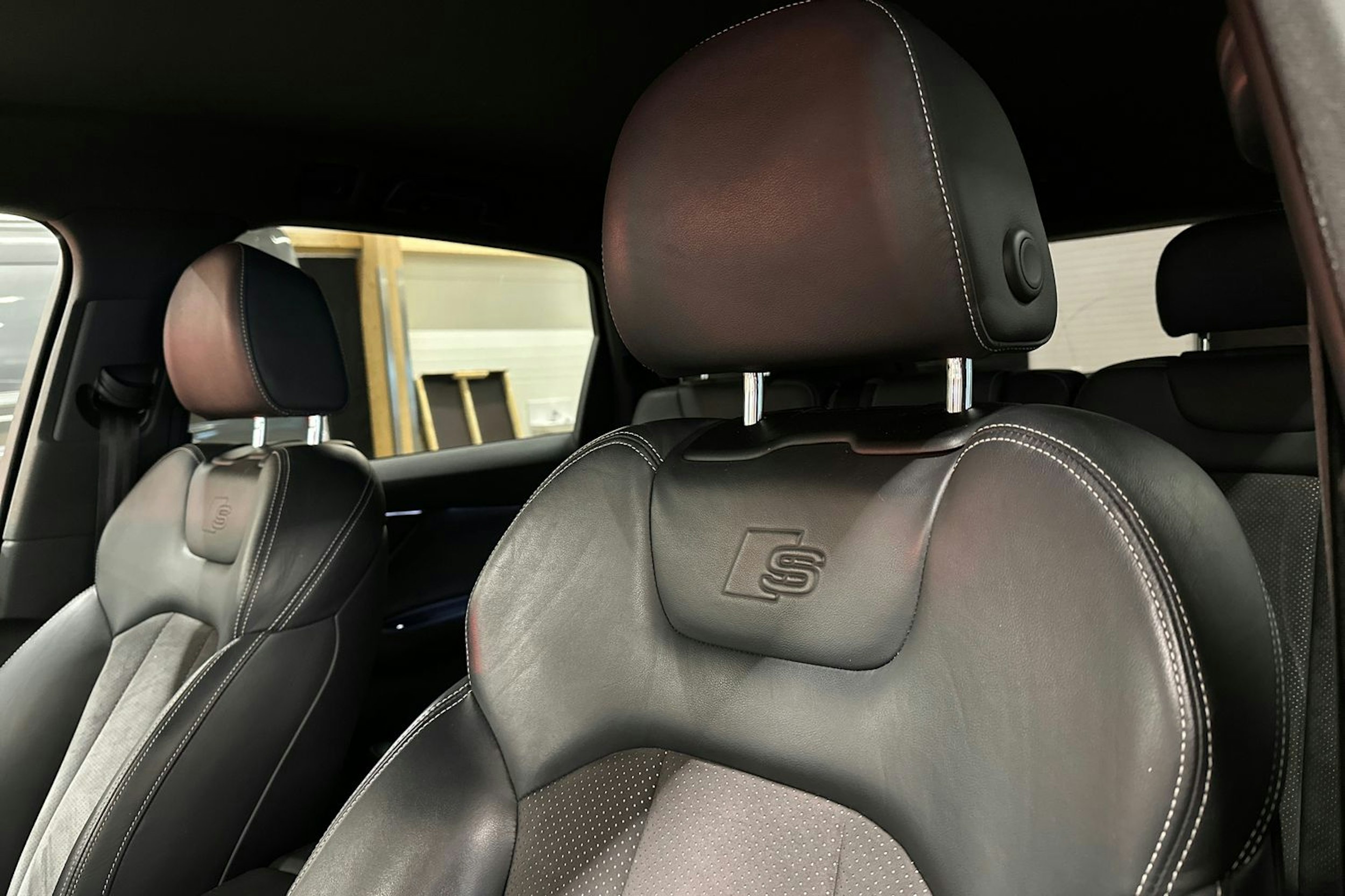 musta Audi Q7 2018 kuva 18.