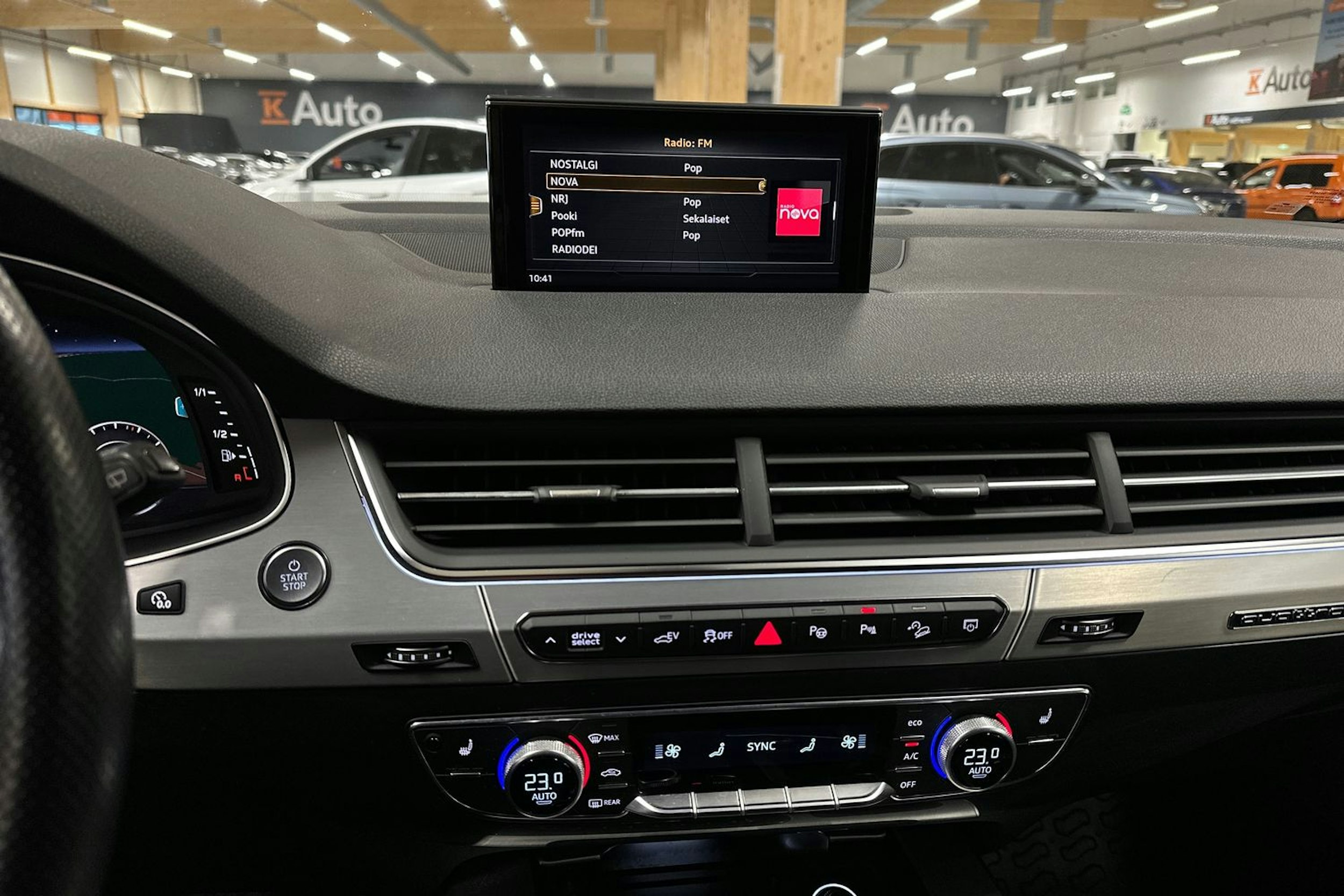 musta Audi Q7 2018 kuva 25.