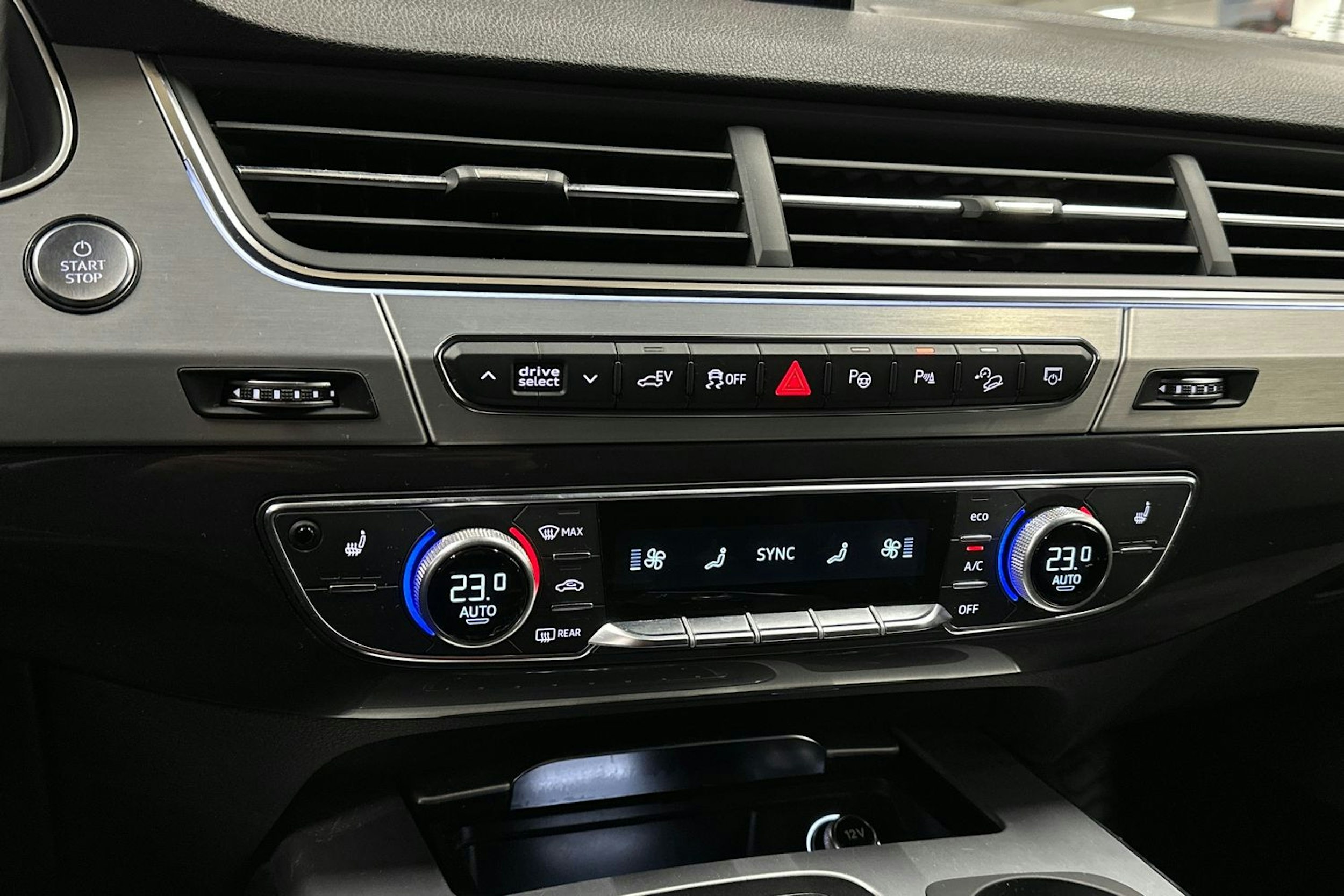 musta Audi Q7 2018 kuva 26.